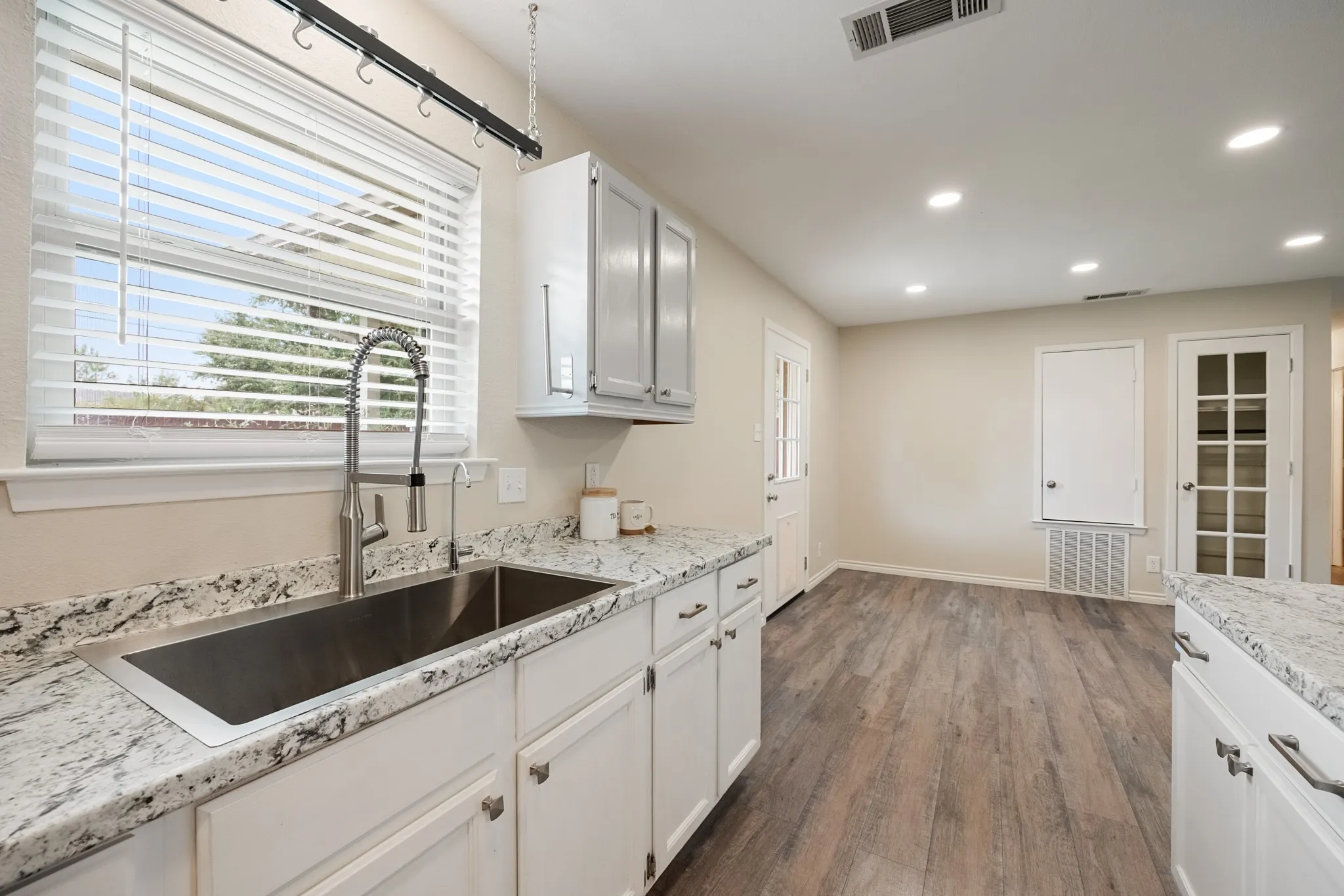 Single Family Residence For Sale in Rockwall County , 713 Oak Grove Lane, Royse City, Texas 75189, 3 Bedroom, 2 Bathroom, 1 Garage spaces, 1,188 Sqft, built in 1985, mls#21361580, Real Estate Agent in Royse City, Homes For Sale in Rockwall county, Homes For Sale in Royse City, Realtor in Royse City Texas, Real Estate Brokerage Independent Realty Texas, Luminita Cordes Realtor