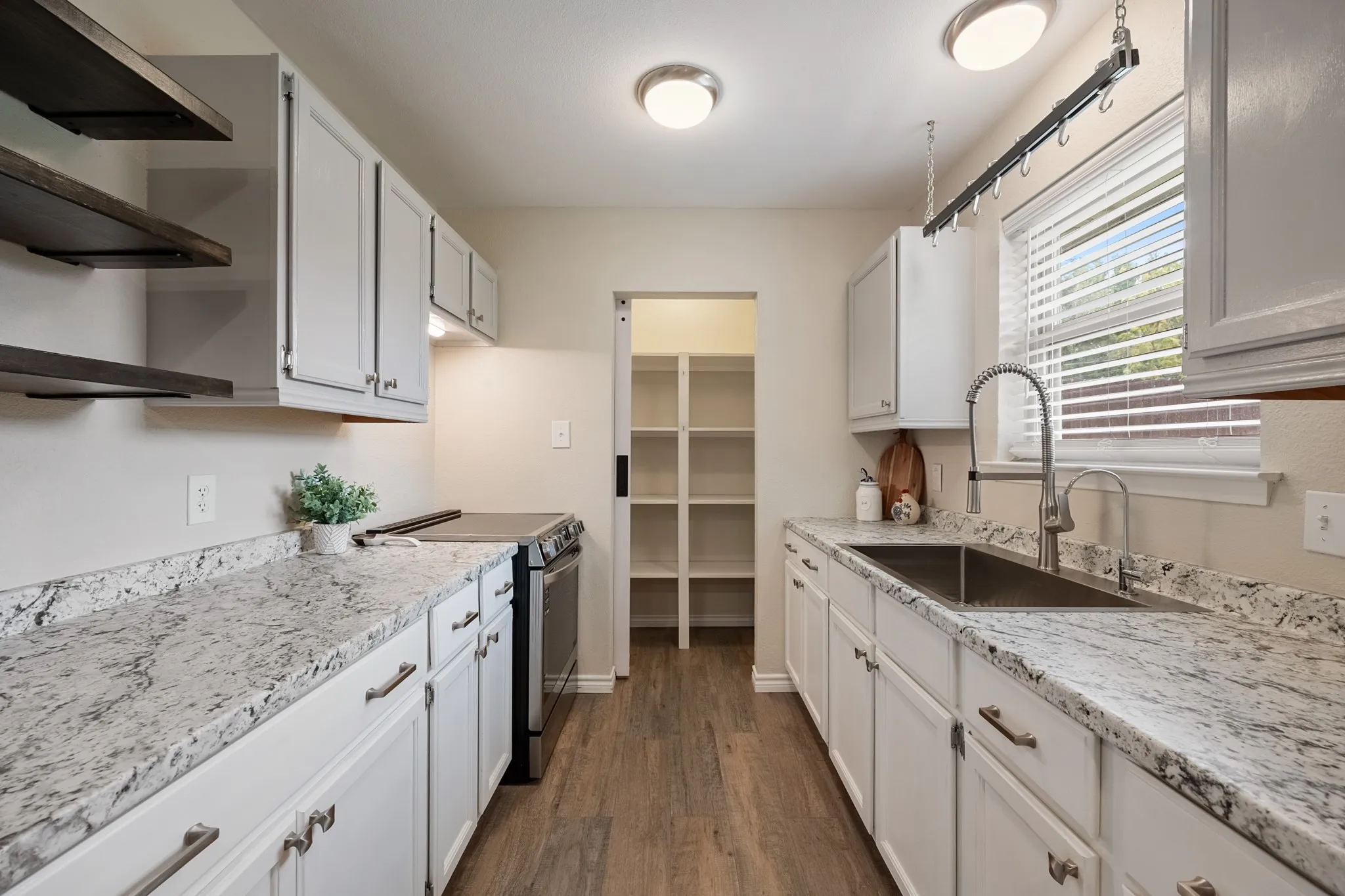 Single Family Residence For Sale in Rockwall County , 713 Oak Grove Lane, Royse City, Texas 75189, 3 Bedroom, 2 Bathroom, 1 Garage spaces, 1,188 Sqft, built in 1985, mls#21361580, Real Estate Agent in Royse City, Homes For Sale in Rockwall county, Homes For Sale in Royse City, Realtor in Royse City Texas, Real Estate Brokerage Independent Realty Texas, Luminita Cordes Realtor