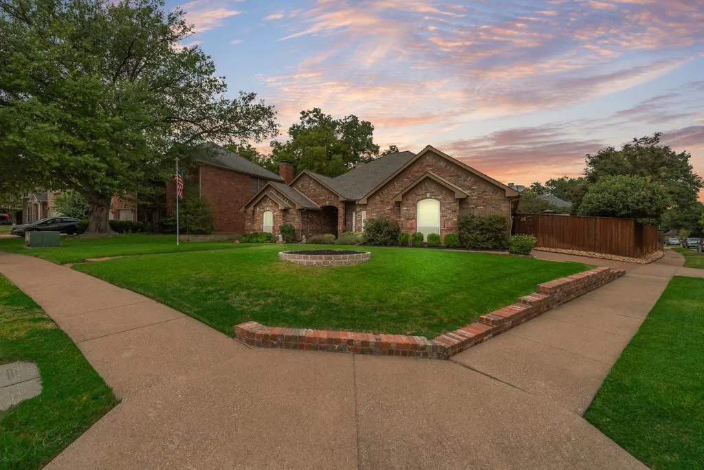 Single Family Residence For Sale in Denton County , 3500 Wolcott Drive, Flower Mound, Texas 75028, 4 Bedroom, 3 Bathroom, 2 Garage spaces, 2,626 Sqft, built in 1991, mls#21371029, Real Estate Agent in Flower Mound, Homes For Sale in Denton county, Homes For Sale in Flower Mound, Realtor in Flower Mound Texas, Real Estate Brokerage Independent Realty Texas, Luminita Cordes Realtor