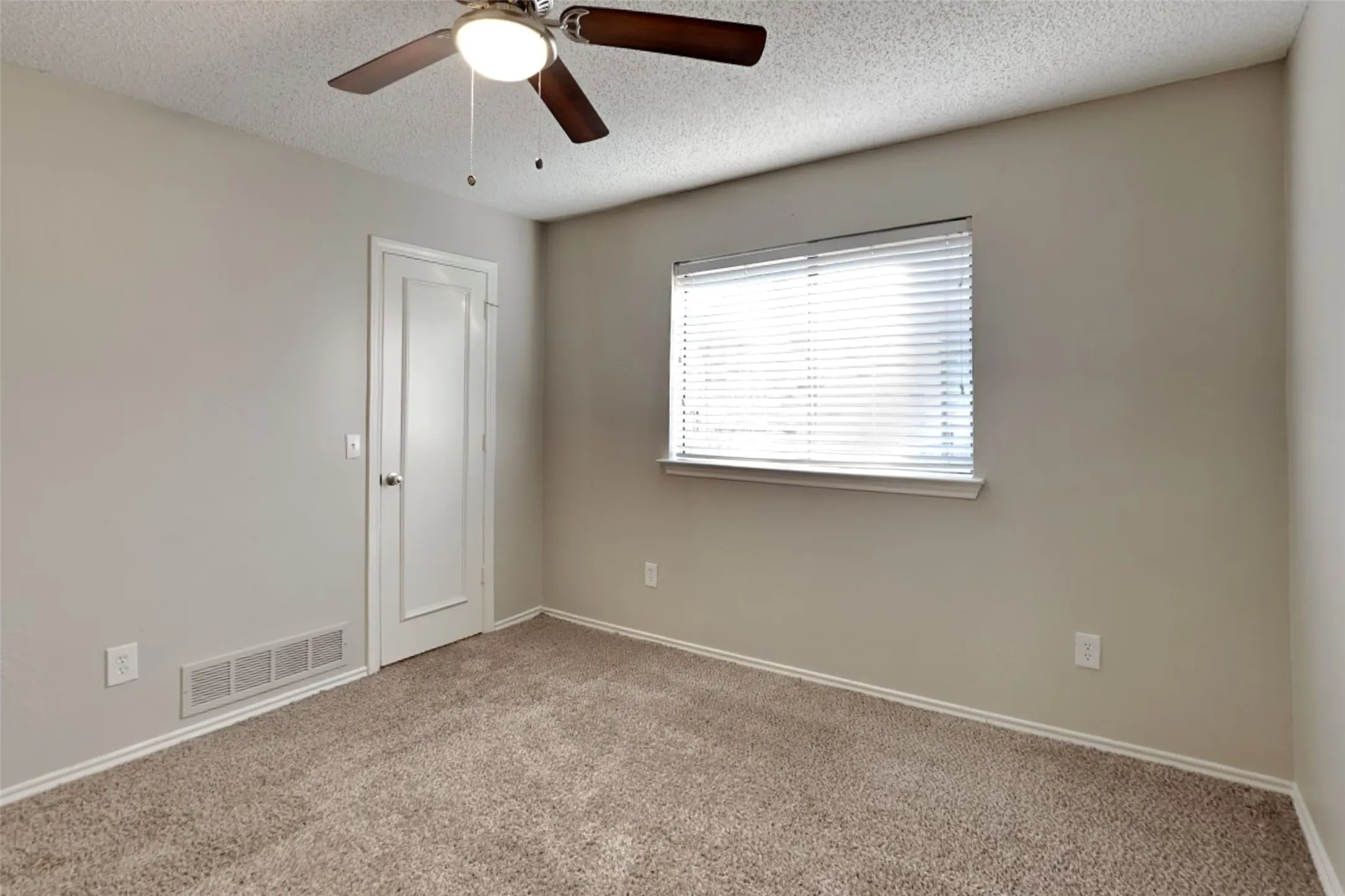 Single Family Residence For Rent in Denton County , 3252 Sugarbush Drive, Carrollton, Texas 75007, 3 Bedroom, 2 Bathroom, 2 Garage spaces, 1,998 Sqft, built in 1983, mls#21371783, Real Estate Agent in Carrollton, Homes For Rent in Denton county, Homes For Rent in Carrollton, Realtor in Carrollton Texas, Real Estate Brokerage Independent Realty Texas, Luminita Cordes Realtor