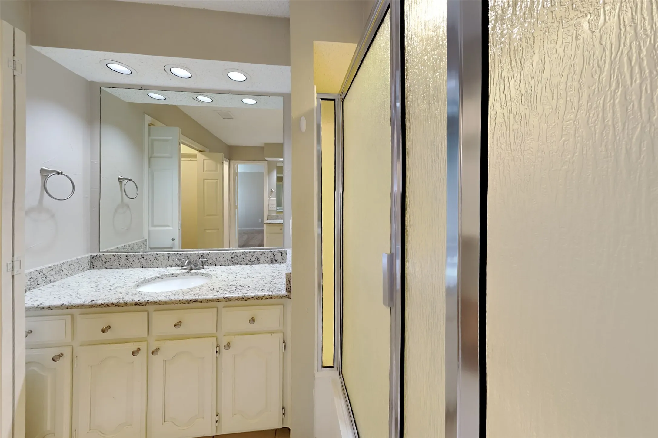 Single Family Residence For Rent in Denton County , 3252 Sugarbush Drive, Carrollton, Texas 75007, 3 Bedroom, 2 Bathroom, 2 Garage spaces, 1,998 Sqft, built in 1983, mls#21371783, Real Estate Agent in Carrollton, Homes For Rent in Denton county, Homes For Rent in Carrollton, Realtor in Carrollton Texas, Real Estate Brokerage Independent Realty Texas, Luminita Cordes Realtor