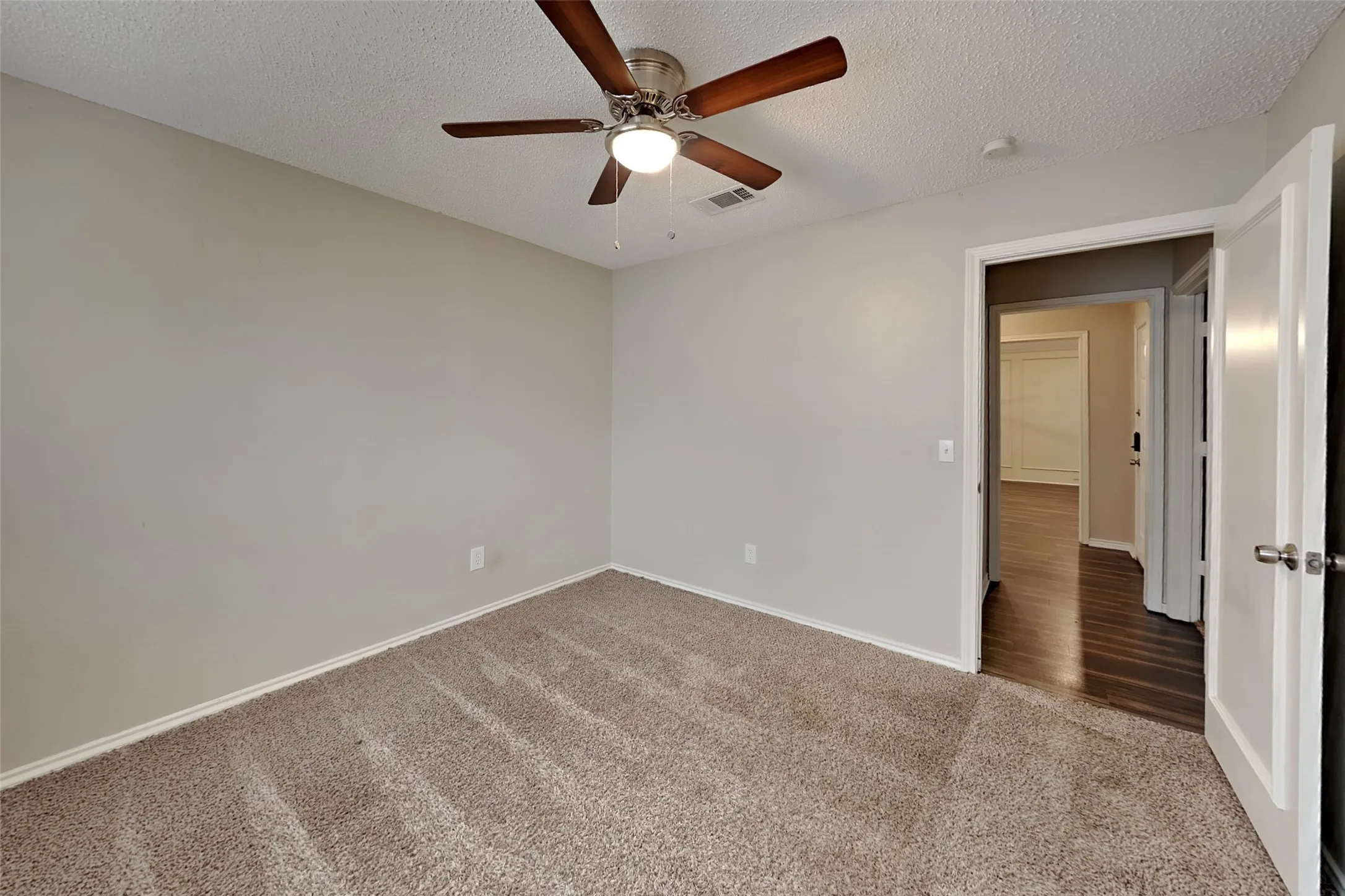 Single Family Residence For Rent in Denton County , 3252 Sugarbush Drive, Carrollton, Texas 75007, 3 Bedroom, 2 Bathroom, 2 Garage spaces, 1,998 Sqft, built in 1983, mls#21371783, Real Estate Agent in Carrollton, Homes For Rent in Denton county, Homes For Rent in Carrollton, Realtor in Carrollton Texas, Real Estate Brokerage Independent Realty Texas, Luminita Cordes Realtor