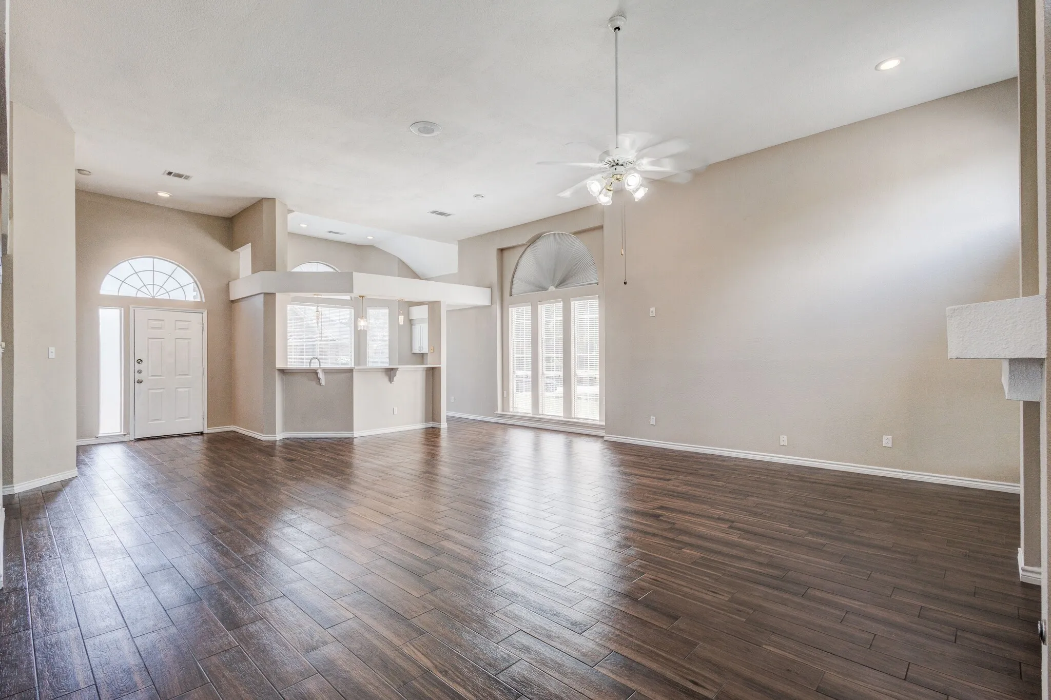 Single Family Residence For Sale in Dallas County , 8101 Luna Drive, Rowlett, Texas 75088, 3 Bedroom, 2 Bathroom, 2 Garage spaces, 1,832 Sqft, built in 1992, mls#21371353, Real Estate Agent in Rowlett, Homes For Sale in Dallas county, Homes For Sale in Rowlett, Realtor in Rowlett Texas, Real Estate Brokerage Independent Realty Texas, Luminita Cordes Realtor