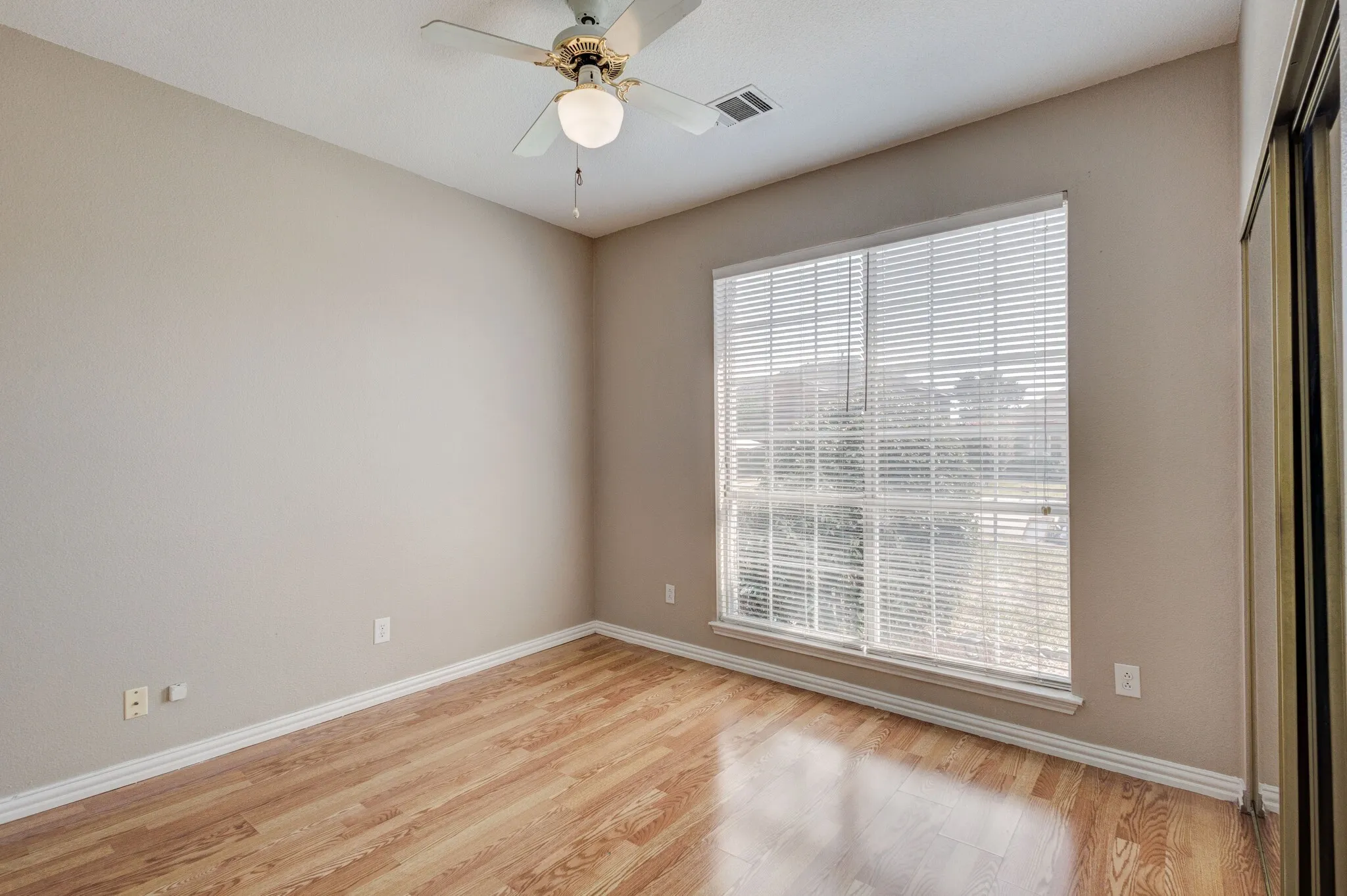 Single Family Residence For Sale in Dallas County , 8101 Luna Drive, Rowlett, Texas 75088, 3 Bedroom, 2 Bathroom, 2 Garage spaces, 1,832 Sqft, built in 1992, mls#21371353, Real Estate Agent in Rowlett, Homes For Sale in Dallas county, Homes For Sale in Rowlett, Realtor in Rowlett Texas, Real Estate Brokerage Independent Realty Texas, Luminita Cordes Realtor