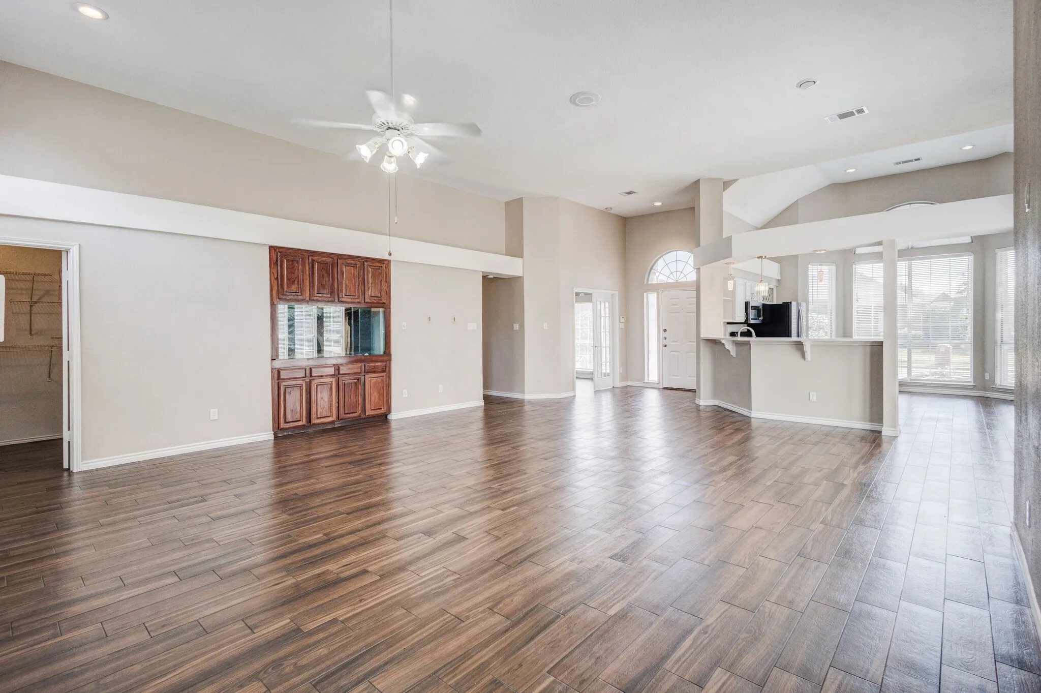 Single Family Residence For Sale in Dallas County , 8101 Luna Drive, Rowlett, Texas 75088, 3 Bedroom, 2 Bathroom, 2 Garage spaces, 1,832 Sqft, built in 1992, mls#21371353, Real Estate Agent in Rowlett, Homes For Sale in Dallas county, Homes For Sale in Rowlett, Realtor in Rowlett Texas, Real Estate Brokerage Independent Realty Texas, Luminita Cordes Realtor