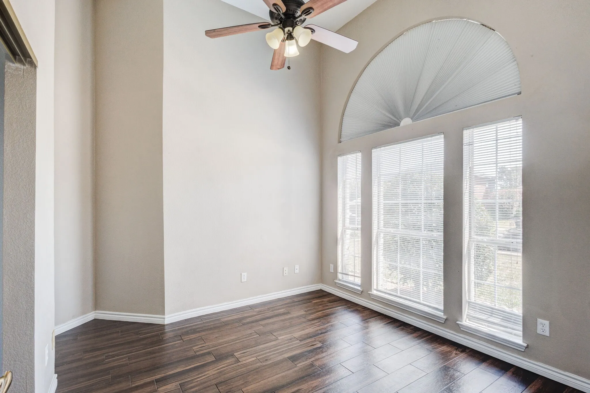 Single Family Residence For Sale in Dallas County , 8101 Luna Drive, Rowlett, Texas 75088, 3 Bedroom, 2 Bathroom, 2 Garage spaces, 1,832 Sqft, built in 1992, mls#21371353, Real Estate Agent in Rowlett, Homes For Sale in Dallas county, Homes For Sale in Rowlett, Realtor in Rowlett Texas, Real Estate Brokerage Independent Realty Texas, Luminita Cordes Realtor