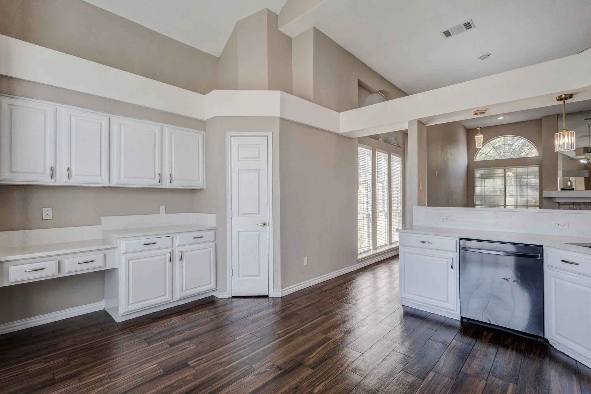 Single Family Residence For Sale in Dallas County , 8101 Luna Drive, Rowlett, Texas 75088, 3 Bedroom, 2 Bathroom, 2 Garage spaces, 1,832 Sqft, built in 1992, mls#21371353, Real Estate Agent in Rowlett, Homes For Sale in Dallas county, Homes For Sale in Rowlett, Realtor in Rowlett Texas, Real Estate Brokerage Independent Realty Texas, Luminita Cordes Realtor