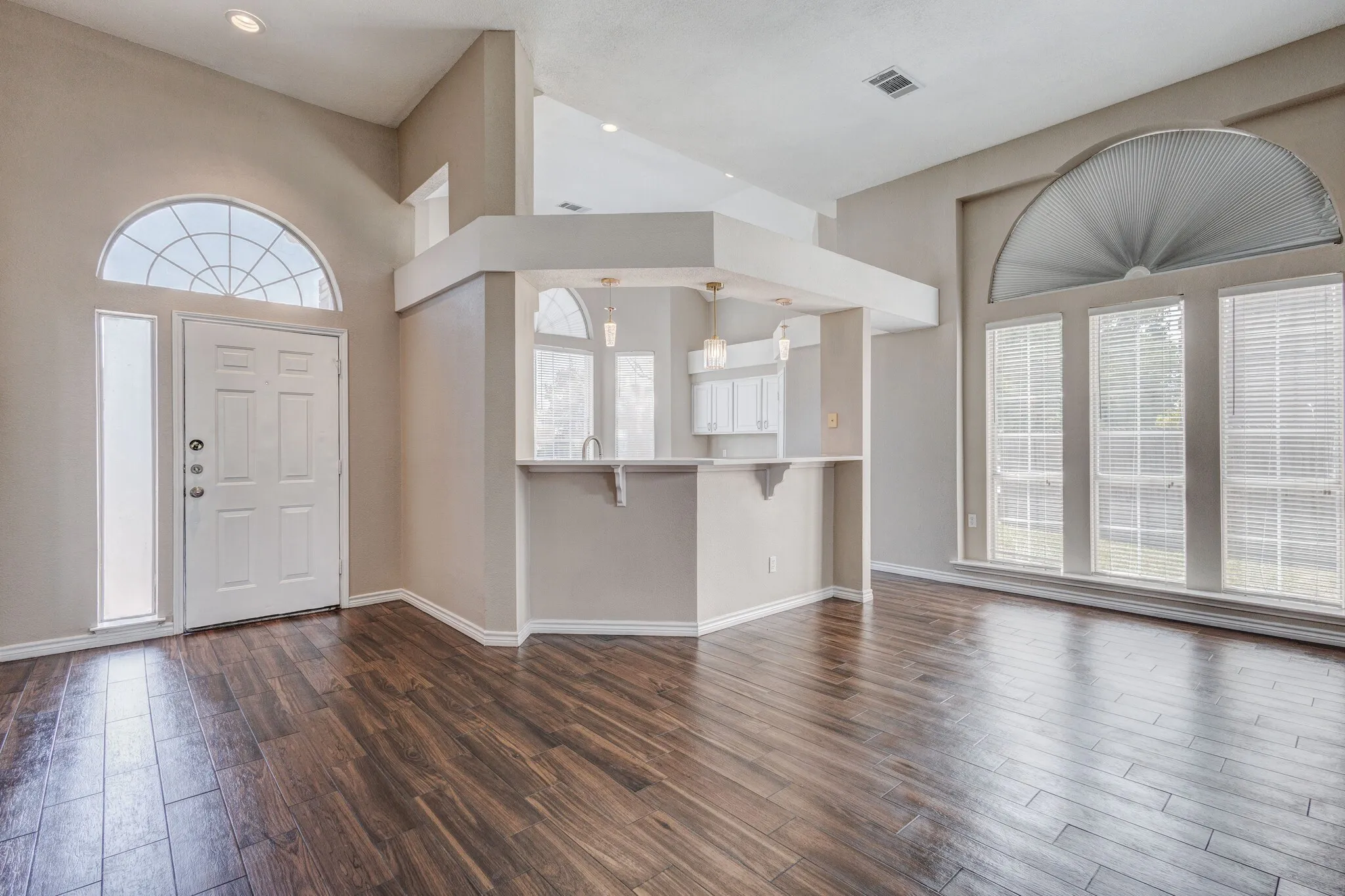 Single Family Residence For Sale in Dallas County , 8101 Luna Drive, Rowlett, Texas 75088, 3 Bedroom, 2 Bathroom, 2 Garage spaces, 1,832 Sqft, built in 1992, mls#21371353, Real Estate Agent in Rowlett, Homes For Sale in Dallas county, Homes For Sale in Rowlett, Realtor in Rowlett Texas, Real Estate Brokerage Independent Realty Texas, Luminita Cordes Realtor