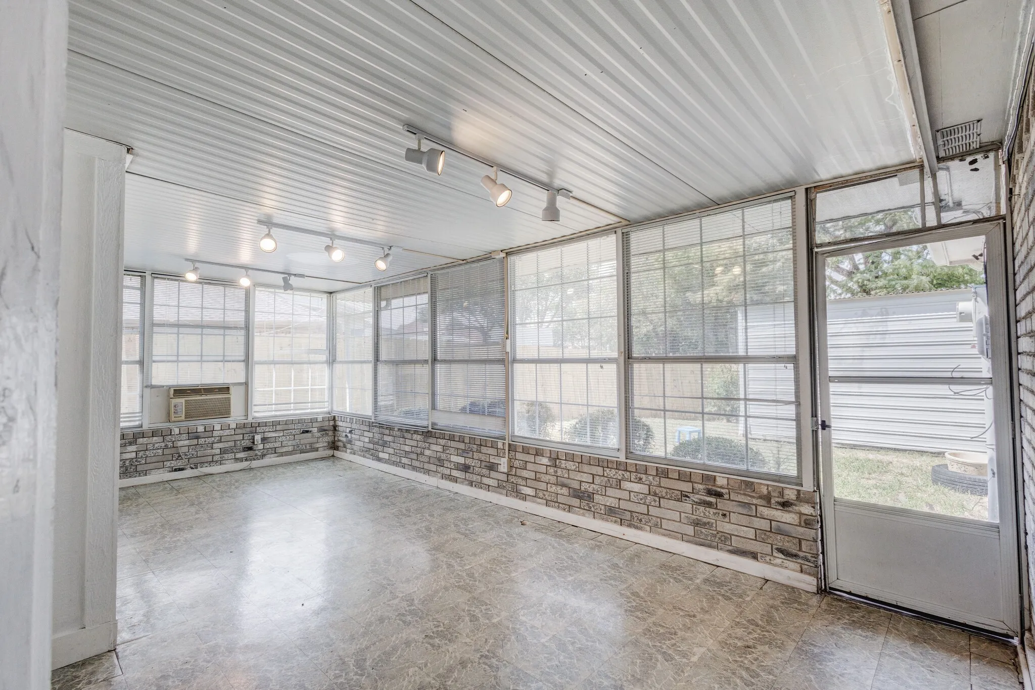 Single Family Residence For Sale in Dallas County , 8101 Luna Drive, Rowlett, Texas 75088, 3 Bedroom, 2 Bathroom, 2 Garage spaces, 1,832 Sqft, built in 1992, mls#21371353, Real Estate Agent in Rowlett, Homes For Sale in Dallas county, Homes For Sale in Rowlett, Realtor in Rowlett Texas, Real Estate Brokerage Independent Realty Texas, Luminita Cordes Realtor