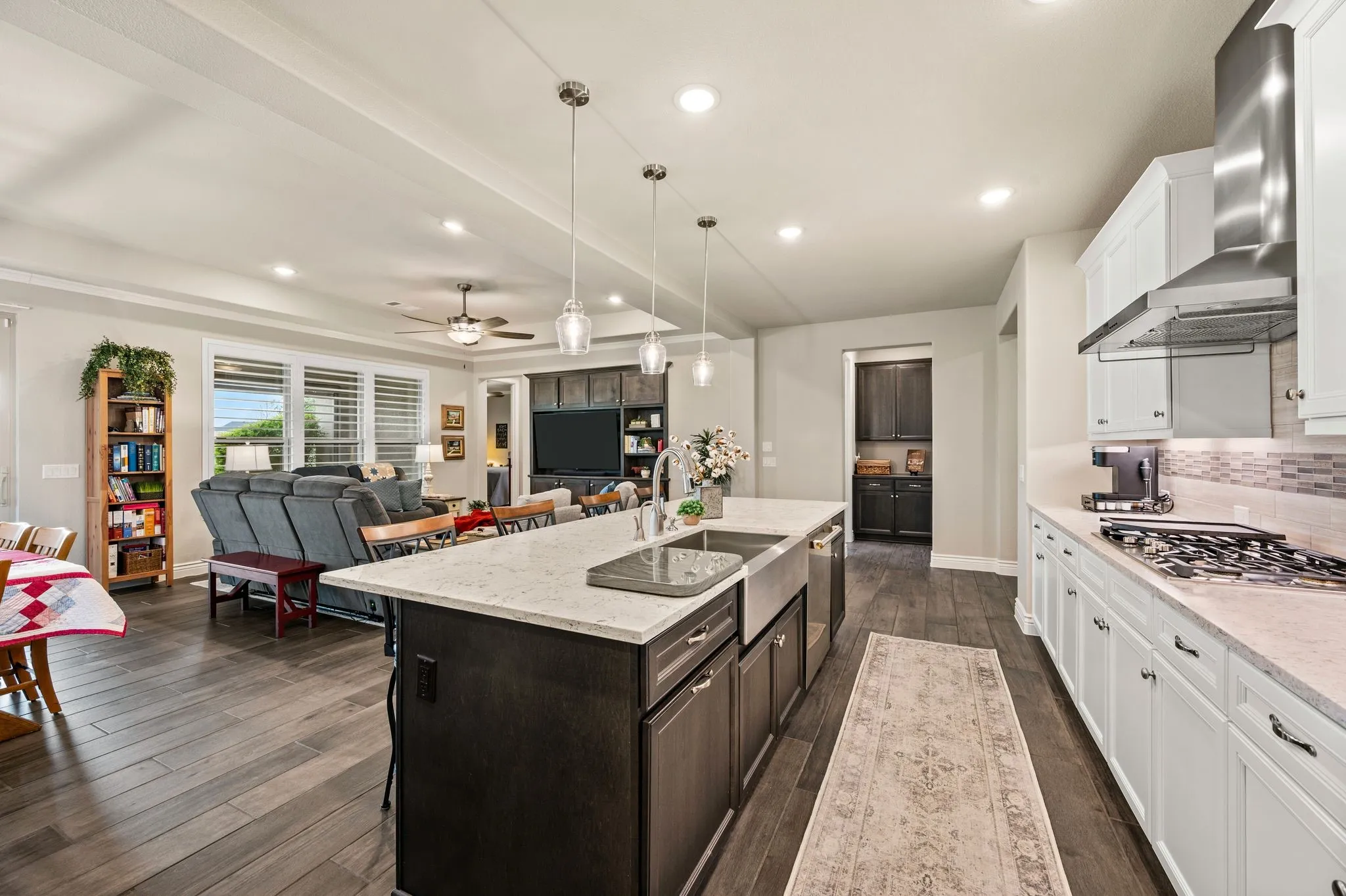 Open Kitchen, great for entertaining family and friends