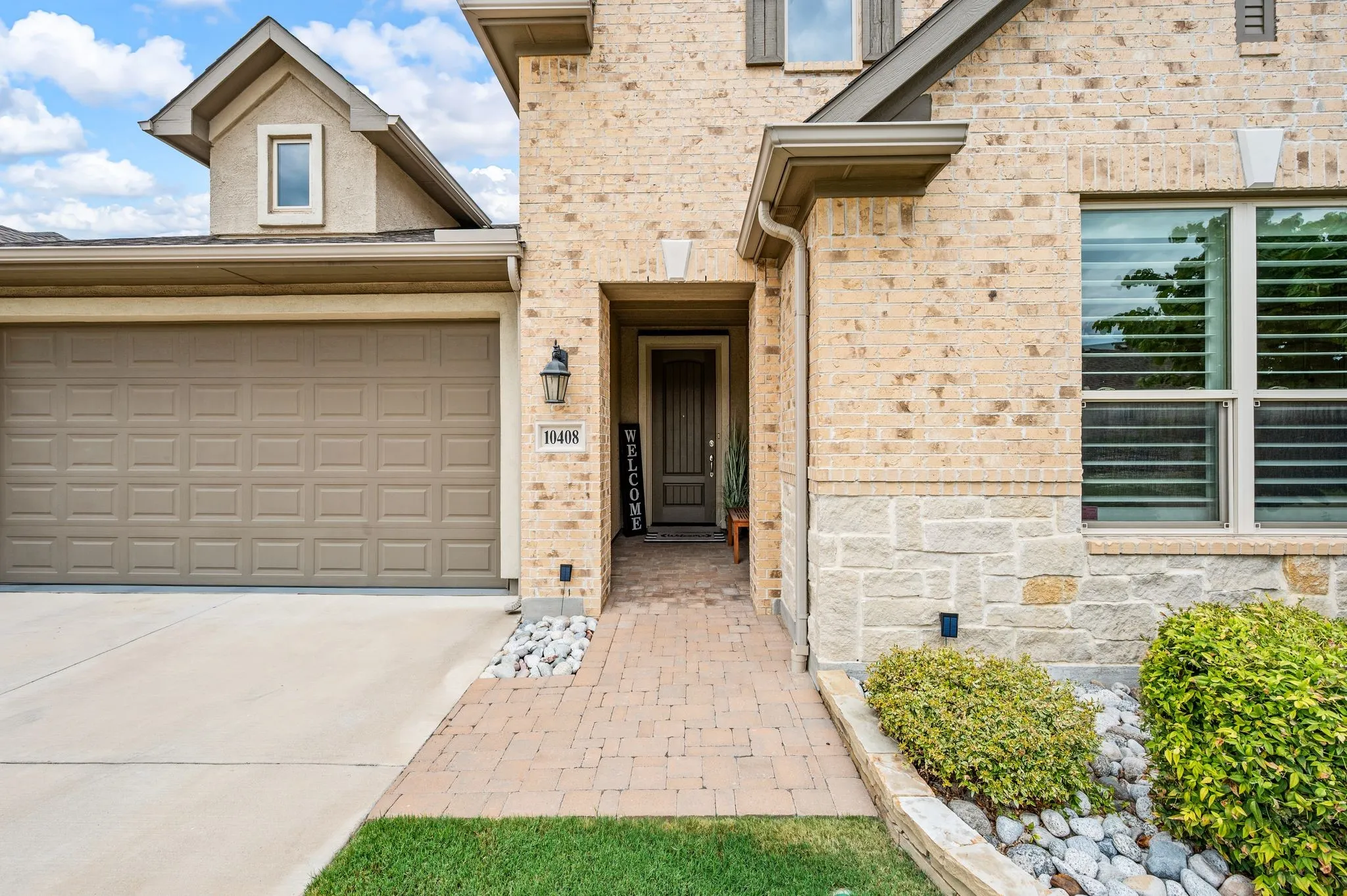 Welcoming entrance with pavers