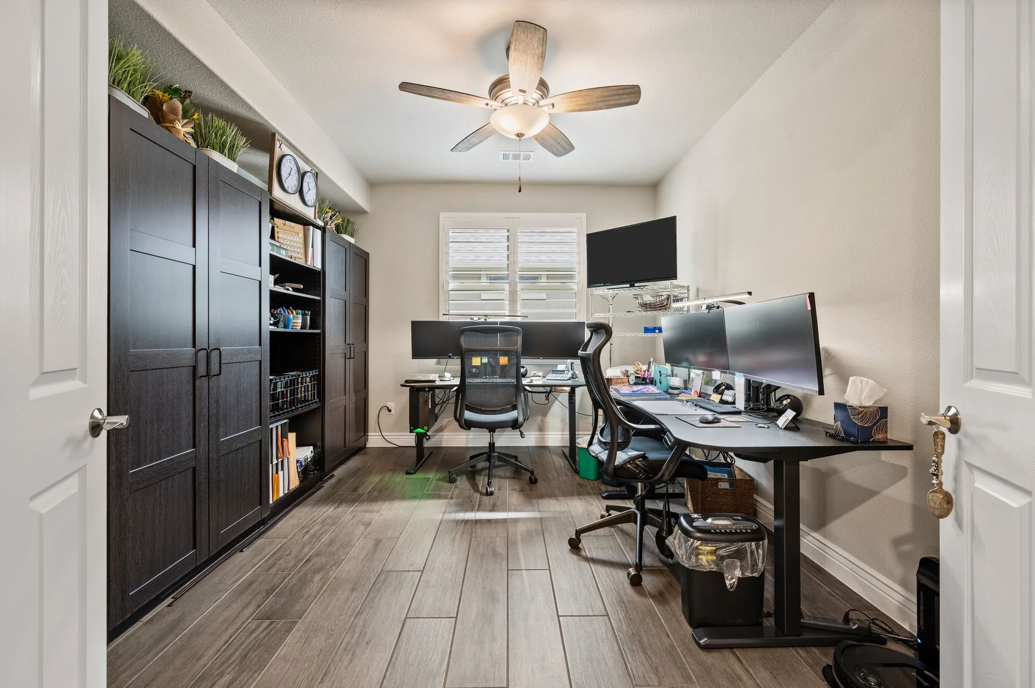 Flex space: office, hobby or TV room