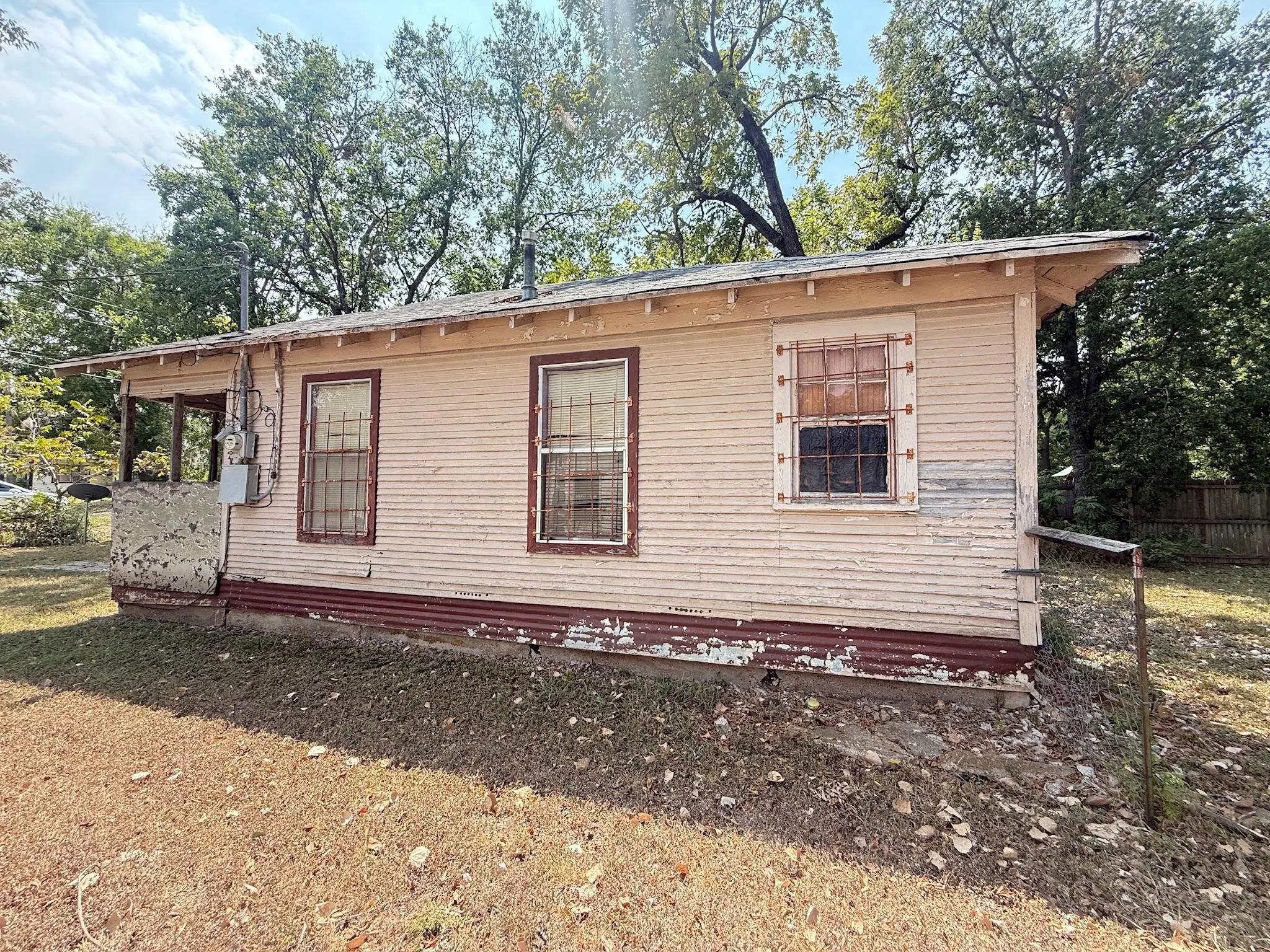 Single Family Residence For Sale in Dallas County , 2555 Randolph Street, Dallas, Texas 75241, 2 Bedroom, 1 Bathroom, Garage spaces, 600 Sqft, built in 1950, mls#21371672, Real Estate Agent in Dallas, Homes For Sale in Dallas county, Homes For Sale in Dallas, Realtor in Dallas Texas, Real Estate Brokerage Independent Realty Texas, Luminita Cordes Realtor