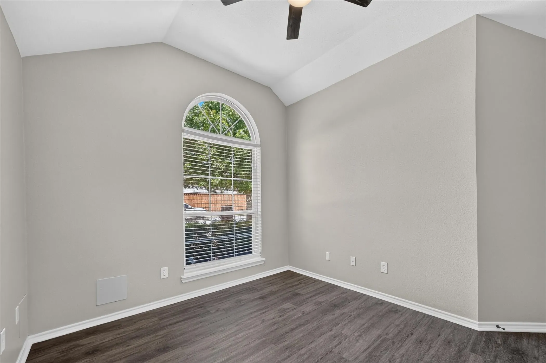 Single Family Residence For Sale in Collin County , 6908 Amethyst Lane, Plano, Texas 75023, 3 Bedroom, 2 Bathroom, 2 Garage spaces, 1,501 Sqft, built in 1993, mls#21367512, Real Estate Agent in Plano, Homes For Sale in Collin county, Homes For Sale in Plano, Realtor in Plano Texas, Real Estate Brokerage Independent Realty Texas, Luminita Cordes Realtor