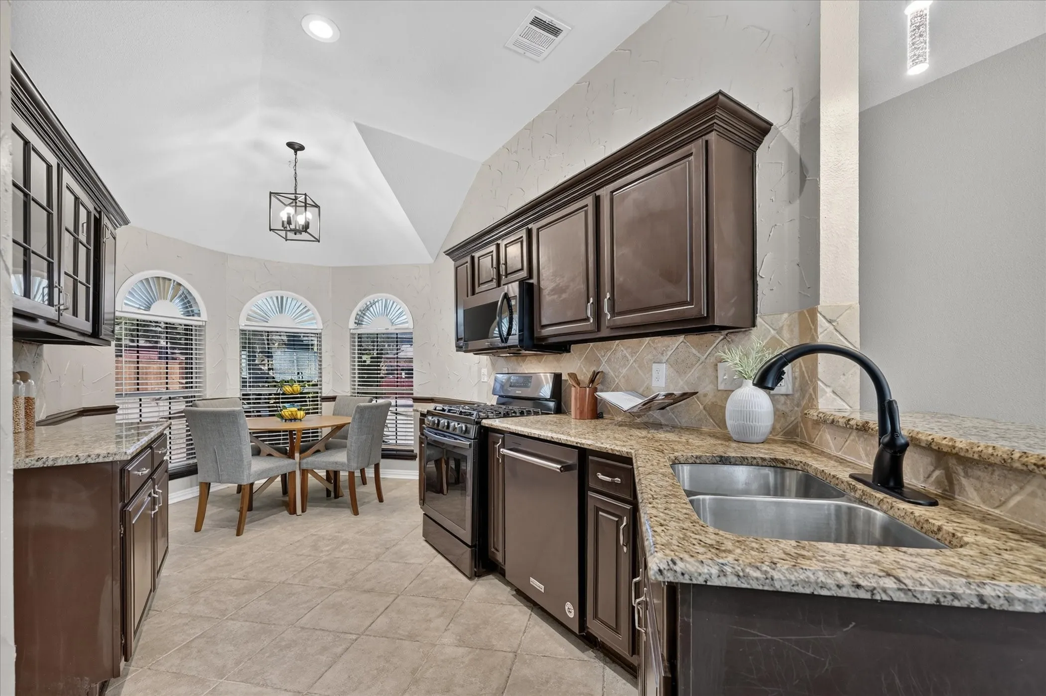 Single Family Residence For Sale in Collin County , 6908 Amethyst Lane, Plano, Texas 75023, 3 Bedroom, 2 Bathroom, 2 Garage spaces, 1,501 Sqft, built in 1993, mls#21367512, Real Estate Agent in Plano, Homes For Sale in Collin county, Homes For Sale in Plano, Realtor in Plano Texas, Real Estate Brokerage Independent Realty Texas, Luminita Cordes Realtor
