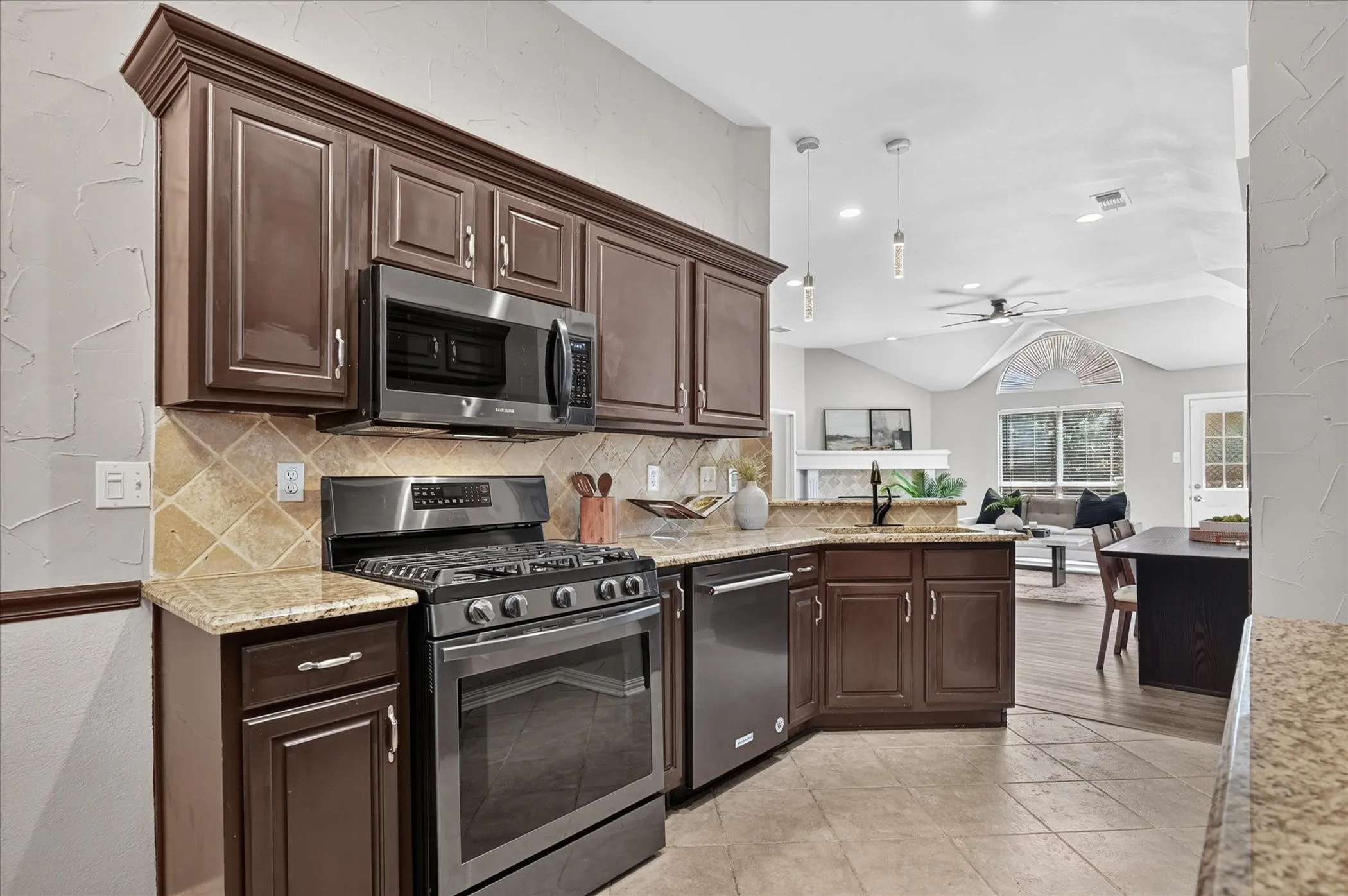 Single Family Residence For Sale in Collin County , 6908 Amethyst Lane, Plano, Texas 75023, 3 Bedroom, 2 Bathroom, 2 Garage spaces, 1,501 Sqft, built in 1993, mls#21367512, Real Estate Agent in Plano, Homes For Sale in Collin county, Homes For Sale in Plano, Realtor in Plano Texas, Real Estate Brokerage Independent Realty Texas, Luminita Cordes Realtor