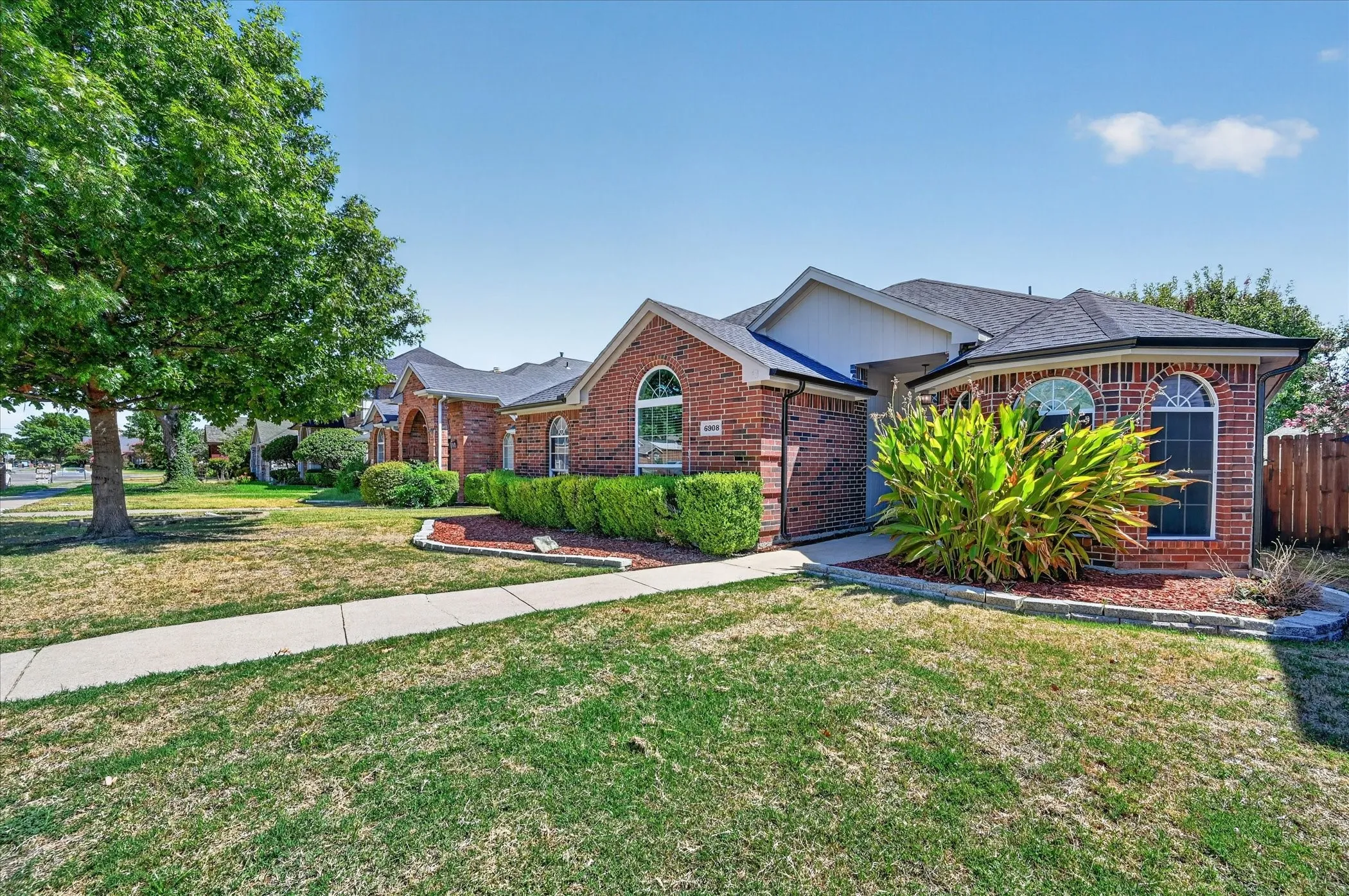 Single Family Residence For Sale in Collin County , 6908 Amethyst Lane, Plano, Texas 75023, 3 Bedroom, 2 Bathroom, 2 Garage spaces, 1,501 Sqft, built in 1993, mls#21367512, Real Estate Agent in Plano, Homes For Sale in Collin county, Homes For Sale in Plano, Realtor in Plano Texas, Real Estate Brokerage Independent Realty Texas, Luminita Cordes Realtor
