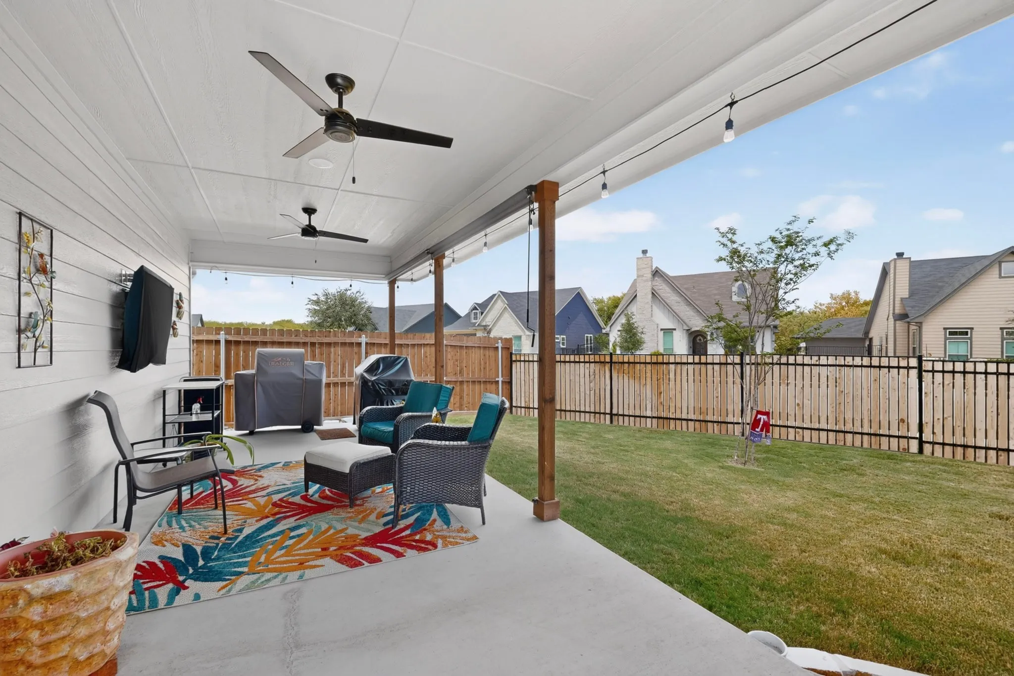 Covered patio 10 x 25, two ceiling fans, cedar post