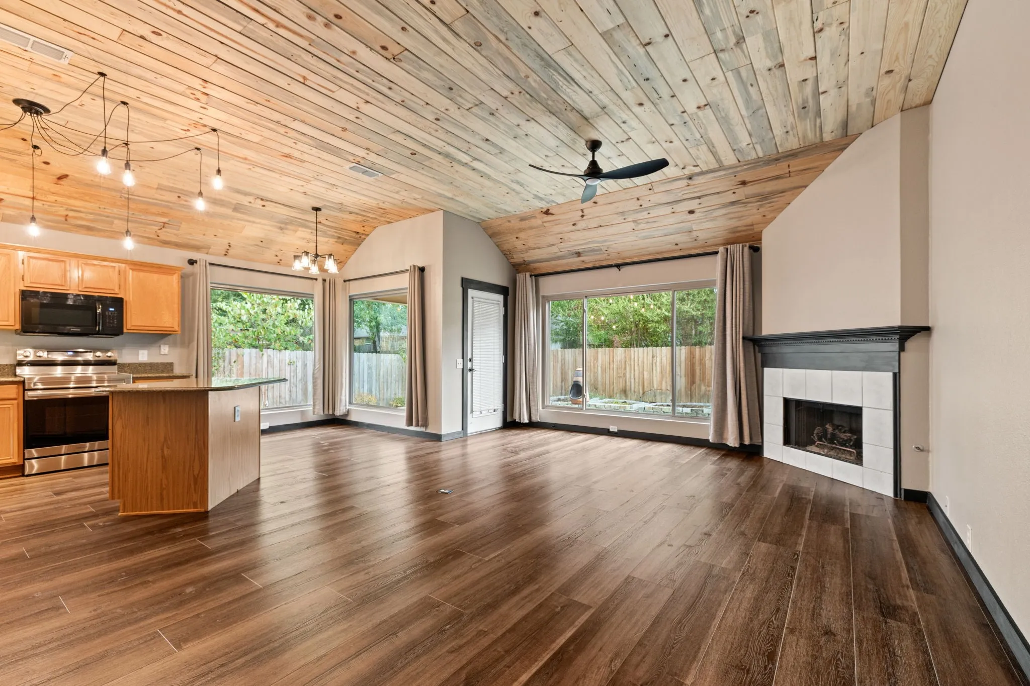 Single Family Residence For Sale in Tarrant County , 7228 Cross Keys Drive, North Richland Hills, Texas 76182, 3 Bedroom, 2 Bathroom, 2 Garage spaces, 1,827 Sqft, built in 1993, mls#21370898, Real Estate Agent in North Richland Hills, Homes For Sale in Tarrant county, Homes For Sale in North Richland Hills, Realtor in North Richland Hills Texas, Real Estate Brokerage Independent Realty Texas, Luminita Cordes Realtor