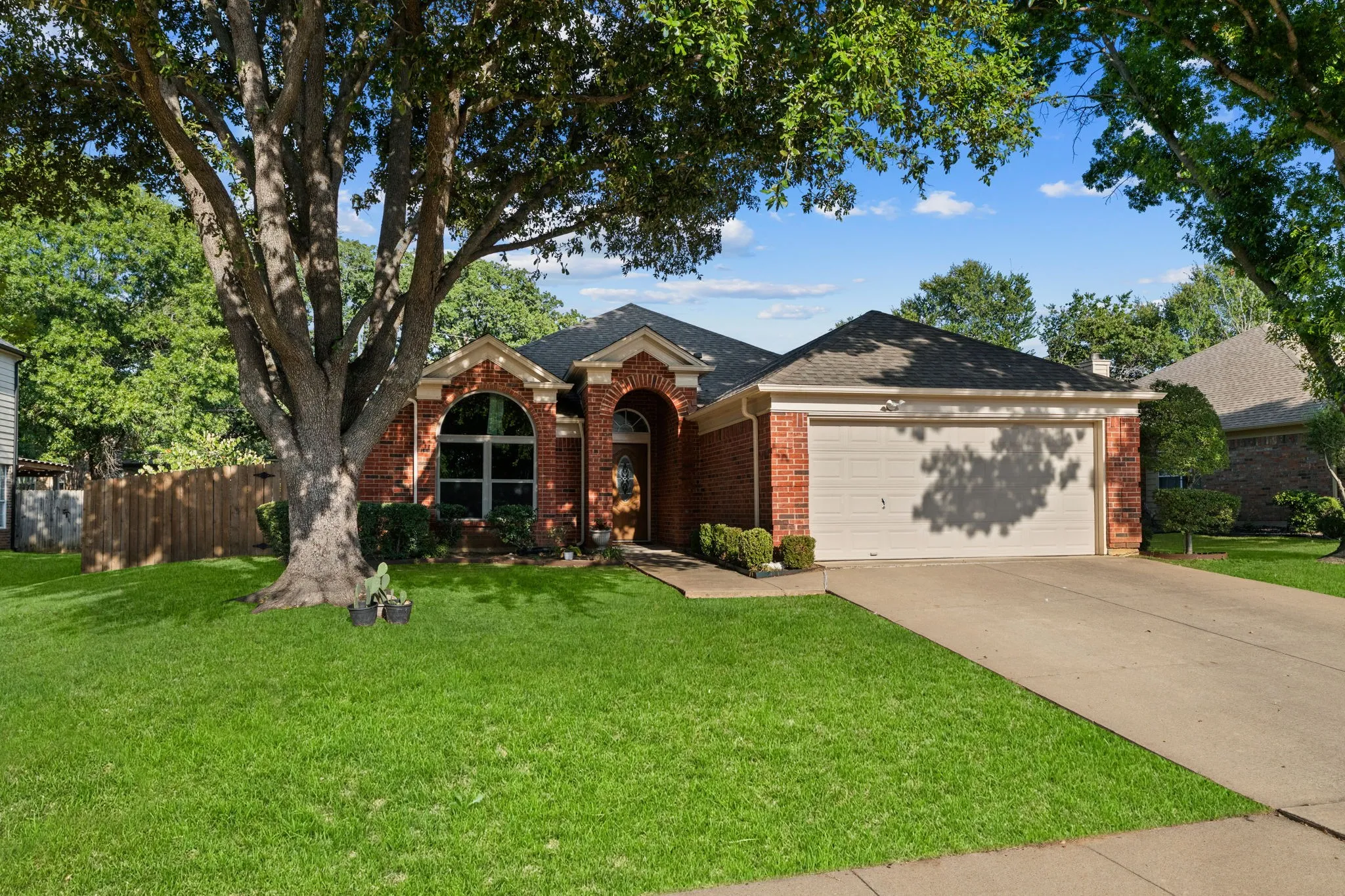Single Family Residence For Sale in Tarrant County , 7228 Cross Keys Drive, North Richland Hills, Texas 76182, 3 Bedroom, 2 Bathroom, 2 Garage spaces, 1,827 Sqft, built in 1993, mls#21370898, Real Estate Agent in North Richland Hills, Homes For Sale in Tarrant county, Homes For Sale in North Richland Hills, Realtor in North Richland Hills Texas, Real Estate Brokerage Independent Realty Texas, Luminita Cordes Realtor