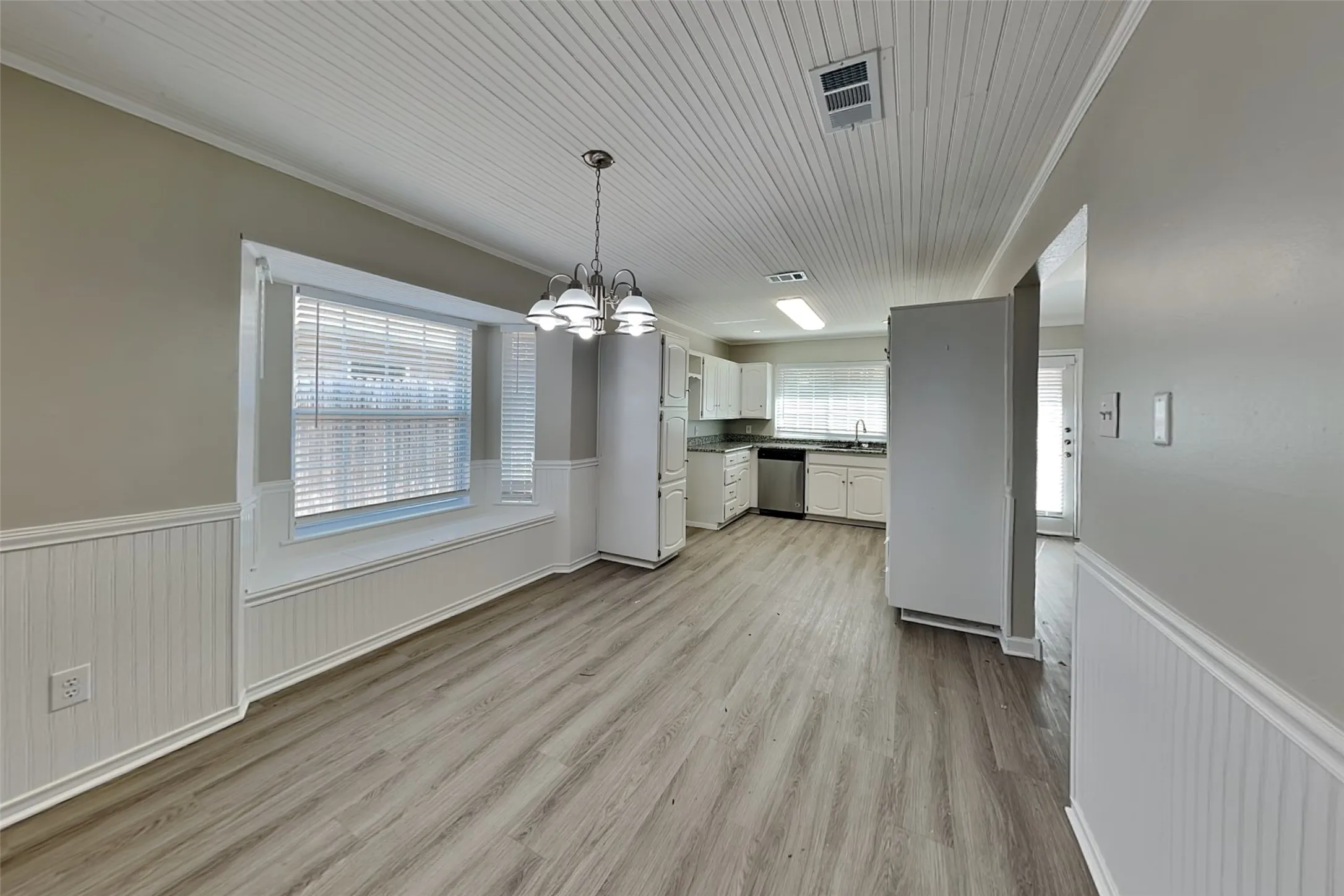 Single Family Residence For Rent in Tarrant County , 2424 Meadow Creek, Bedford, Texas 76021, 4 Bedroom, 2 Bathroom, 2 Garage spaces, 1,844 Sqft, built in 1979, mls#21371805, Real Estate Agent in Bedford, Homes For Rent in Tarrant county, Homes For Rent in Bedford, Realtor in Bedford Texas, Real Estate Brokerage Independent Realty Texas, Luminita Cordes Realtor