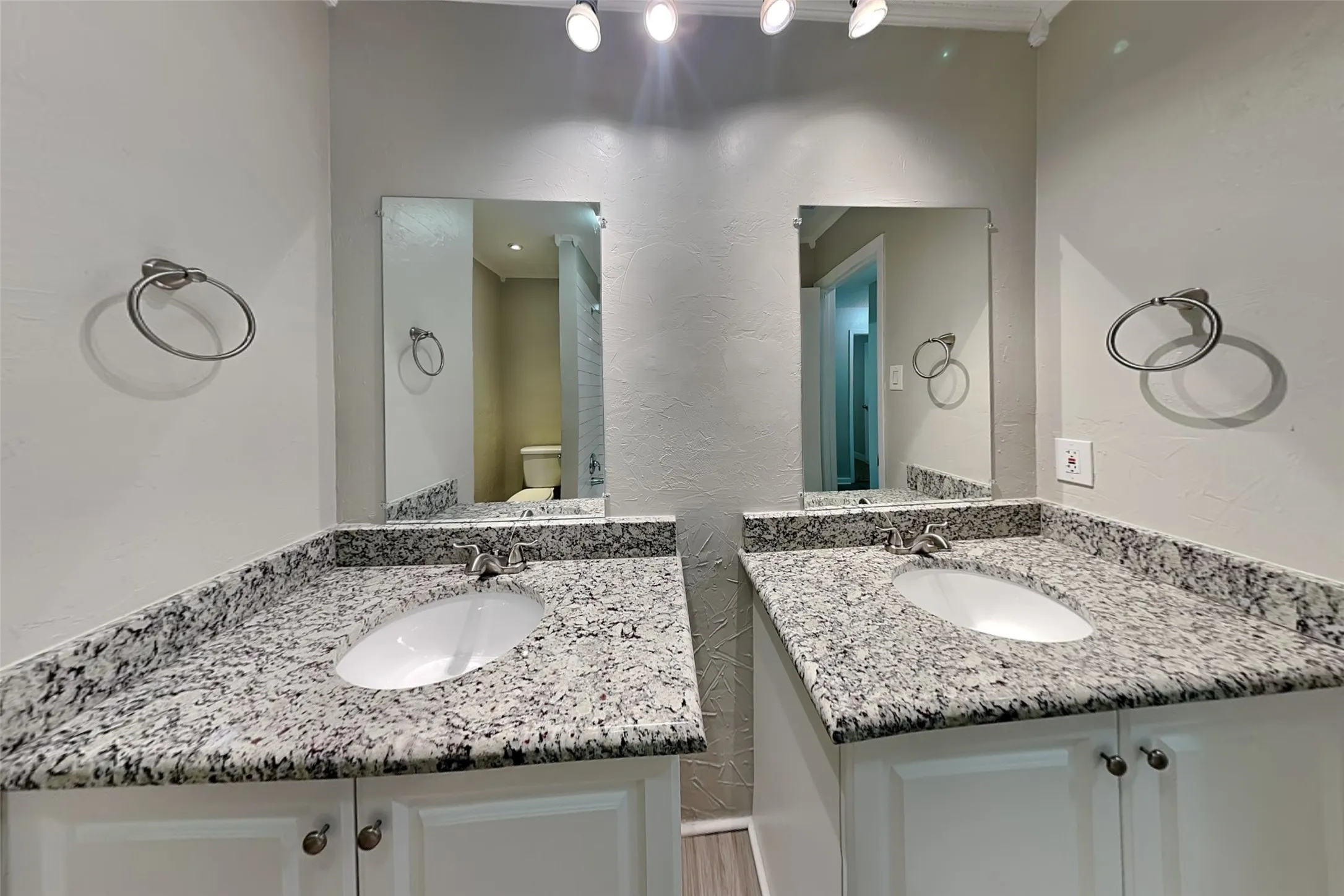 Single Family Residence For Rent in Tarrant County , 2424 Meadow Creek, Bedford, Texas 76021, 4 Bedroom, 2 Bathroom, 2 Garage spaces, 1,844 Sqft, built in 1979, mls#21371805, Real Estate Agent in Bedford, Homes For Rent in Tarrant county, Homes For Rent in Bedford, Realtor in Bedford Texas, Real Estate Brokerage Independent Realty Texas, Luminita Cordes Realtor