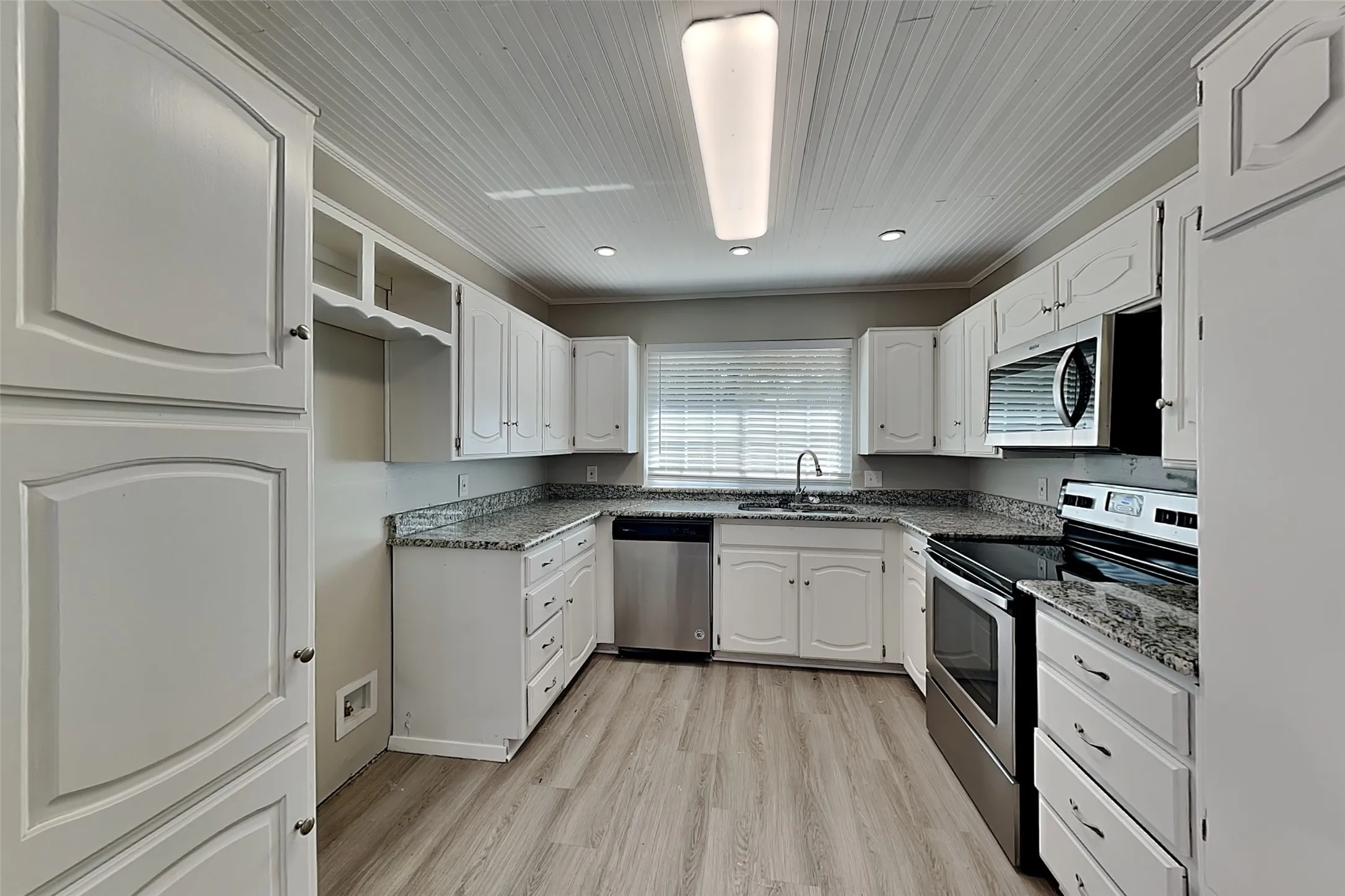 Single Family Residence For Rent in Tarrant County , 2424 Meadow Creek, Bedford, Texas 76021, 4 Bedroom, 2 Bathroom, 2 Garage spaces, 1,844 Sqft, built in 1979, mls#21371805, Real Estate Agent in Bedford, Homes For Rent in Tarrant county, Homes For Rent in Bedford, Realtor in Bedford Texas, Real Estate Brokerage Independent Realty Texas, Luminita Cordes Realtor