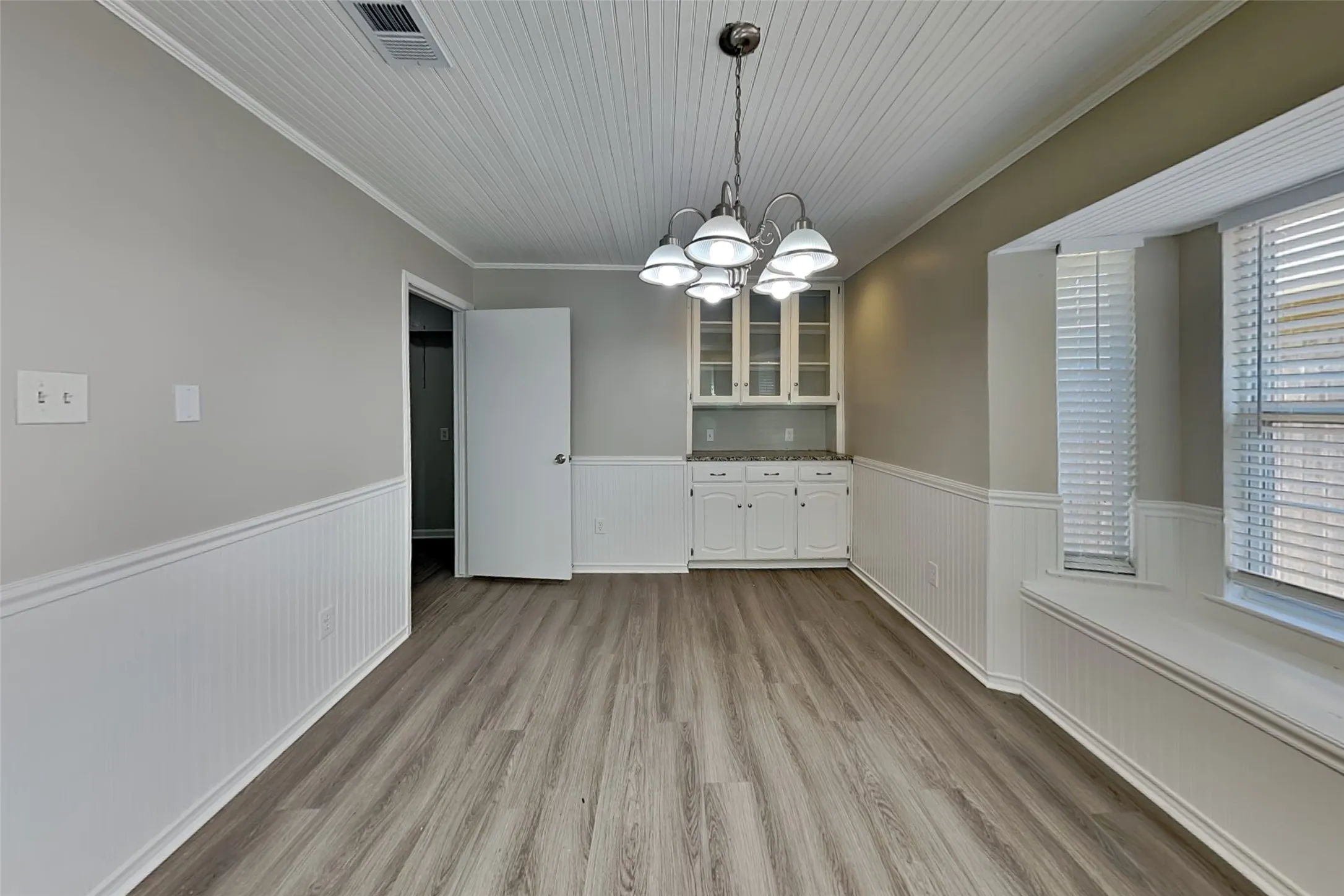Single Family Residence For Rent in Tarrant County , 2424 Meadow Creek, Bedford, Texas 76021, 4 Bedroom, 2 Bathroom, 2 Garage spaces, 1,844 Sqft, built in 1979, mls#21371805, Real Estate Agent in Bedford, Homes For Rent in Tarrant county, Homes For Rent in Bedford, Realtor in Bedford Texas, Real Estate Brokerage Independent Realty Texas, Luminita Cordes Realtor