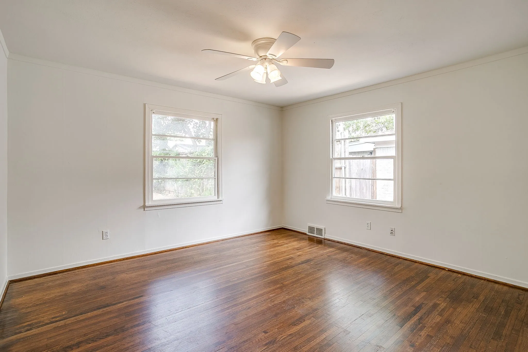 Single Family Residence For Sale in Tarrant County , 5736 Tracyne Drive, Westworth Village, Texas 76114, 3 Bedroom, 1 Bathroom, 1 Garage spaces, 1,440 Sqft, built in 1953, mls#21371807, Real Estate Agent in Westworth Village, Homes For Sale in Tarrant county, Homes For Sale in Westworth Village, Realtor in Westworth Village Texas, Real Estate Brokerage Independent Realty Texas, Luminita Cordes Realtor