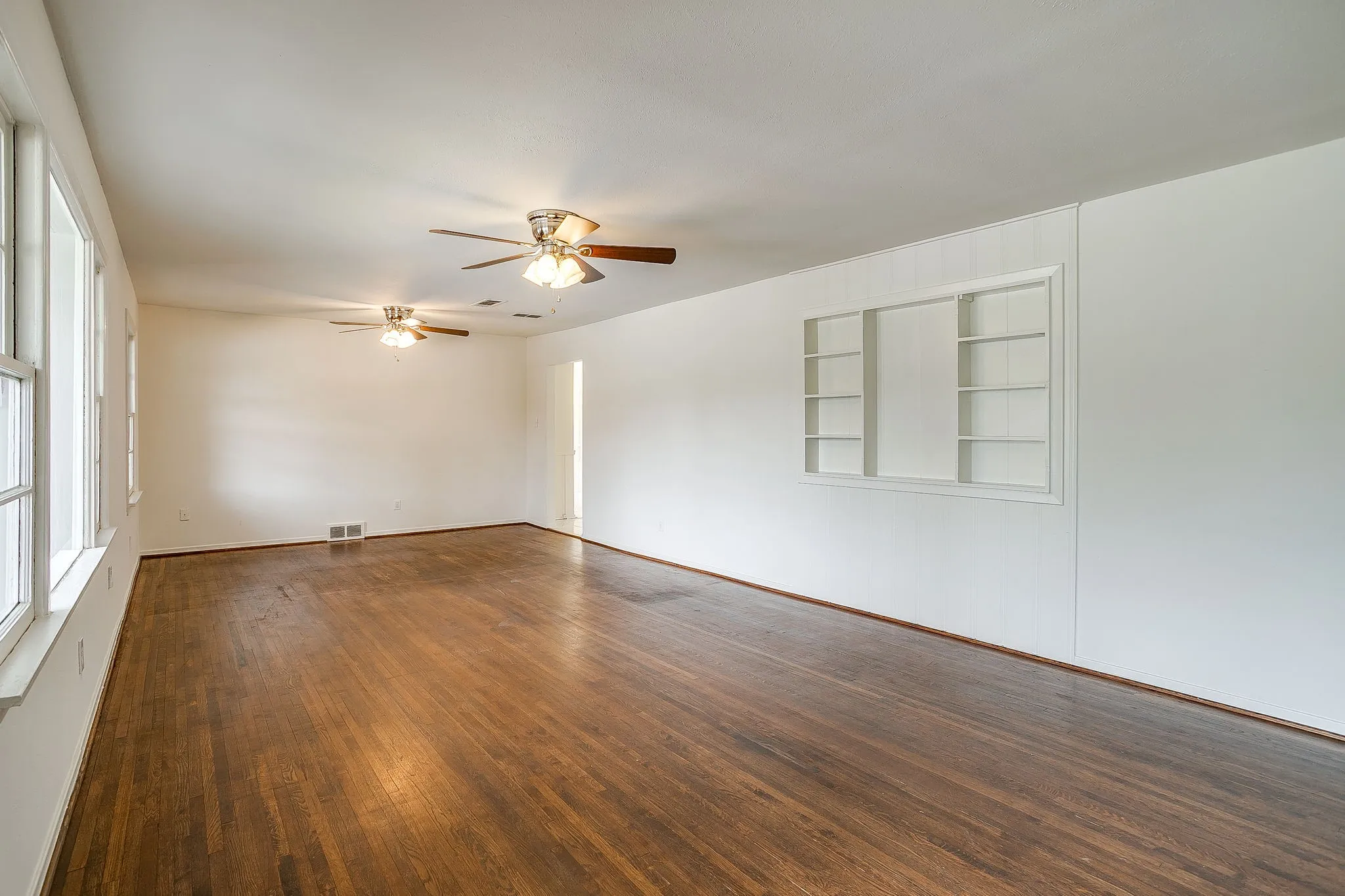 Single Family Residence For Sale in Tarrant County , 5736 Tracyne Drive, Westworth Village, Texas 76114, 3 Bedroom, 1 Bathroom, 1 Garage spaces, 1,440 Sqft, built in 1953, mls#21371807, Real Estate Agent in Westworth Village, Homes For Sale in Tarrant county, Homes For Sale in Westworth Village, Realtor in Westworth Village Texas, Real Estate Brokerage Independent Realty Texas, Luminita Cordes Realtor