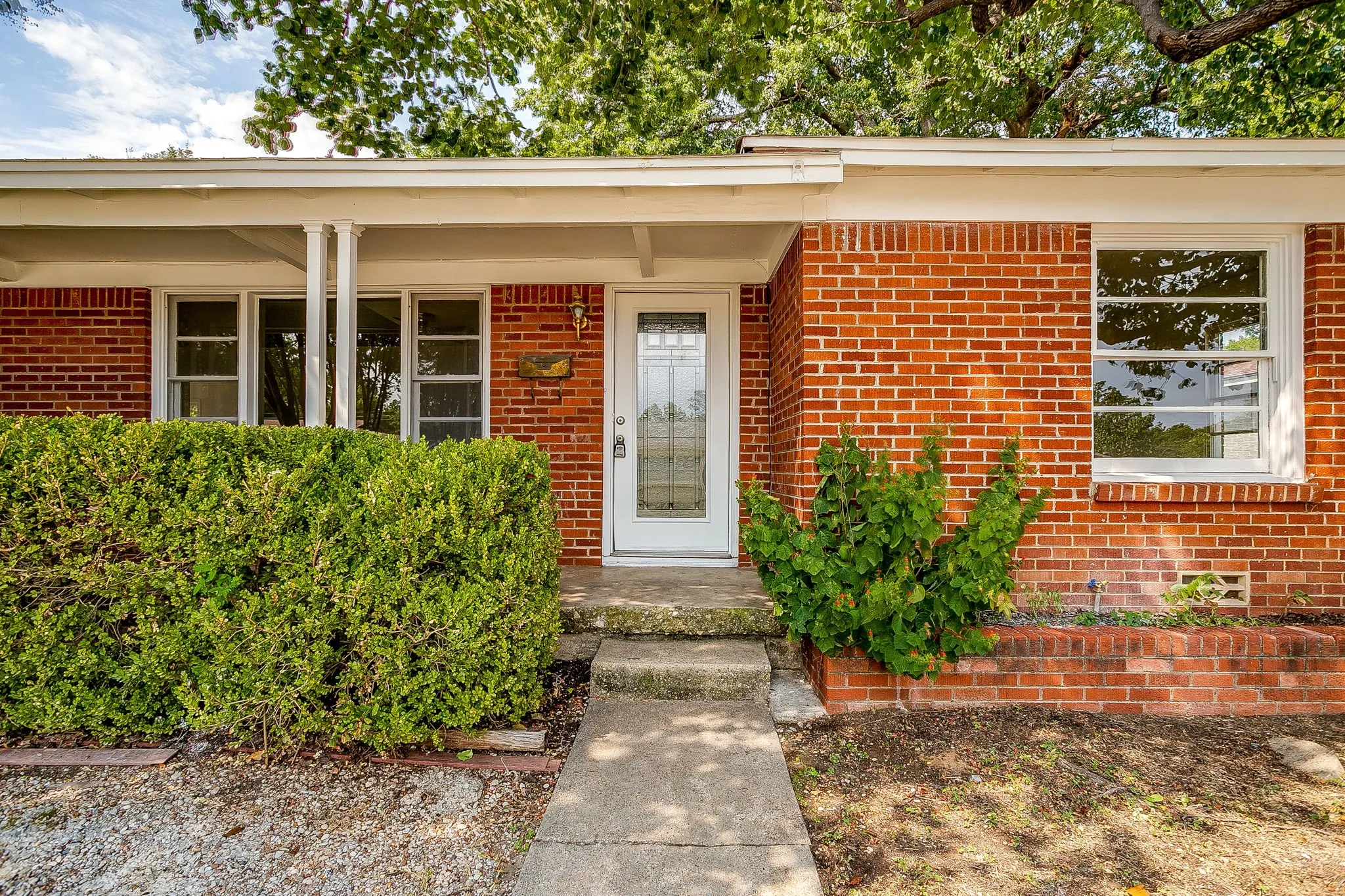 Single Family Residence For Sale in Tarrant County , 5736 Tracyne Drive, Westworth Village, Texas 76114, 3 Bedroom, 1 Bathroom, 1 Garage spaces, 1,440 Sqft, built in 1953, mls#21371807, Real Estate Agent in Westworth Village, Homes For Sale in Tarrant county, Homes For Sale in Westworth Village, Realtor in Westworth Village Texas, Real Estate Brokerage Independent Realty Texas, Luminita Cordes Realtor