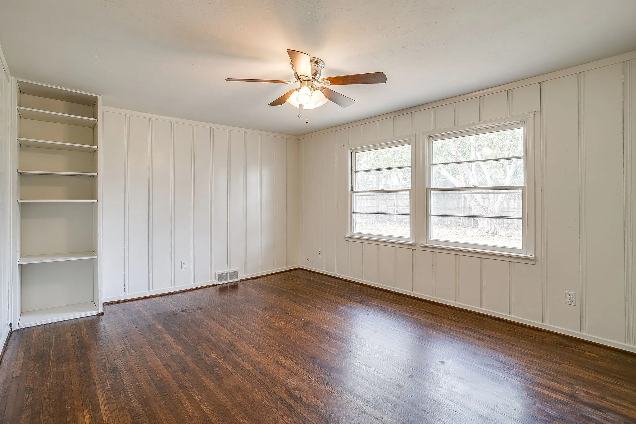 Single Family Residence For Sale in Tarrant County , 5736 Tracyne Drive, Westworth Village, Texas 76114, 3 Bedroom, 1 Bathroom, 1 Garage spaces, 1,440 Sqft, built in 1953, mls#21371807, Real Estate Agent in Westworth Village, Homes For Sale in Tarrant county, Homes For Sale in Westworth Village, Realtor in Westworth Village Texas, Real Estate Brokerage Independent Realty Texas, Luminita Cordes Realtor