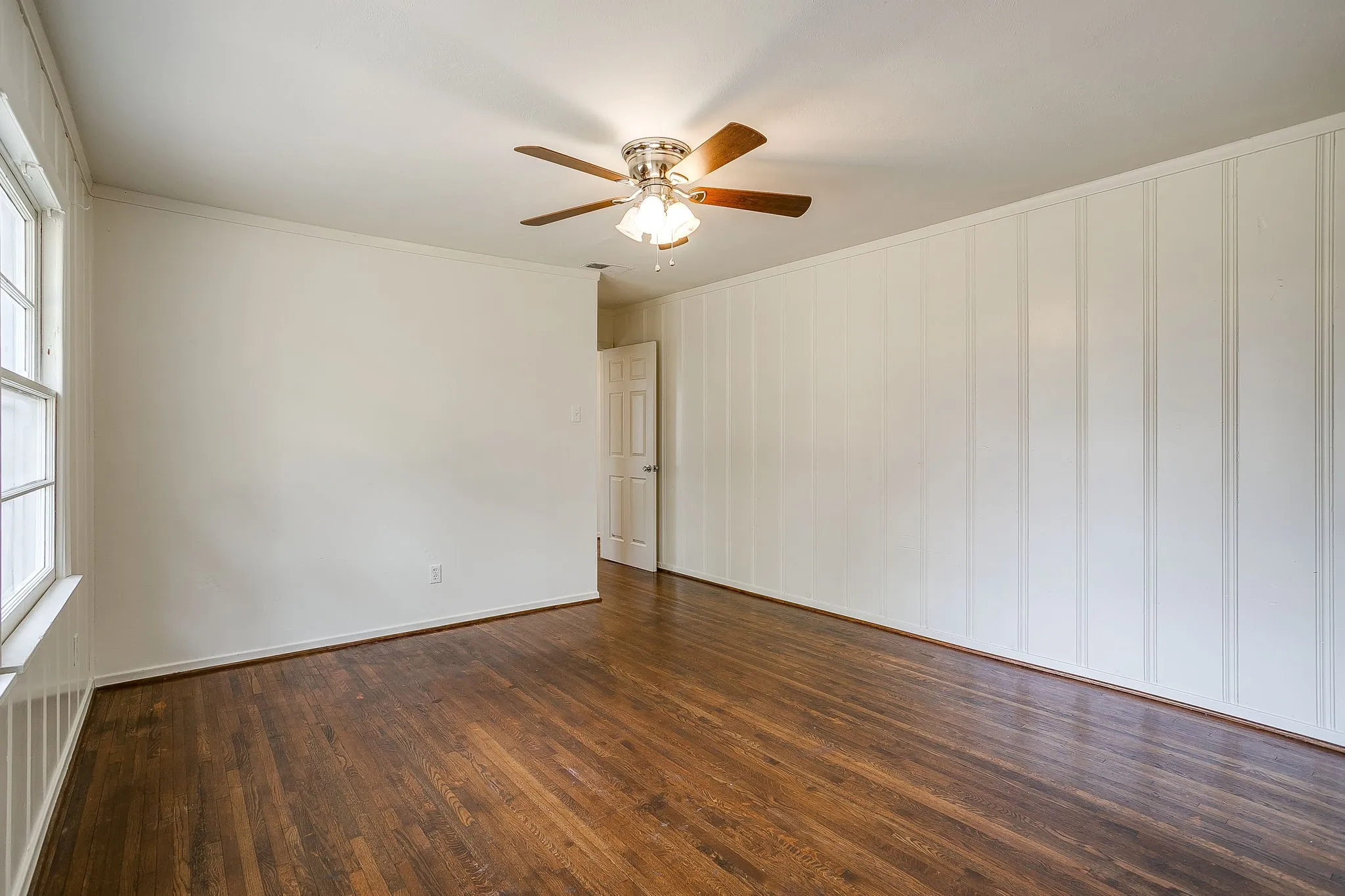 Single Family Residence For Sale in Tarrant County , 5736 Tracyne Drive, Westworth Village, Texas 76114, 3 Bedroom, 1 Bathroom, 1 Garage spaces, 1,440 Sqft, built in 1953, mls#21371807, Real Estate Agent in Westworth Village, Homes For Sale in Tarrant county, Homes For Sale in Westworth Village, Realtor in Westworth Village Texas, Real Estate Brokerage Independent Realty Texas, Luminita Cordes Realtor