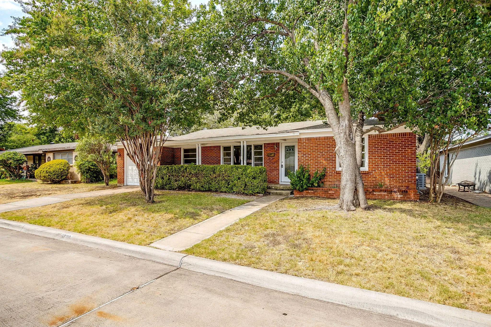 Single Family Residence For Sale in Tarrant County , 5736 Tracyne Drive, Westworth Village, Texas 76114, 3 Bedroom, 1 Bathroom, 1 Garage spaces, 1,440 Sqft, built in 1953, mls#21371807, Real Estate Agent in Westworth Village, Homes For Sale in Tarrant county, Homes For Sale in Westworth Village, Realtor in Westworth Village Texas, Real Estate Brokerage Independent Realty Texas, Luminita Cordes Realtor