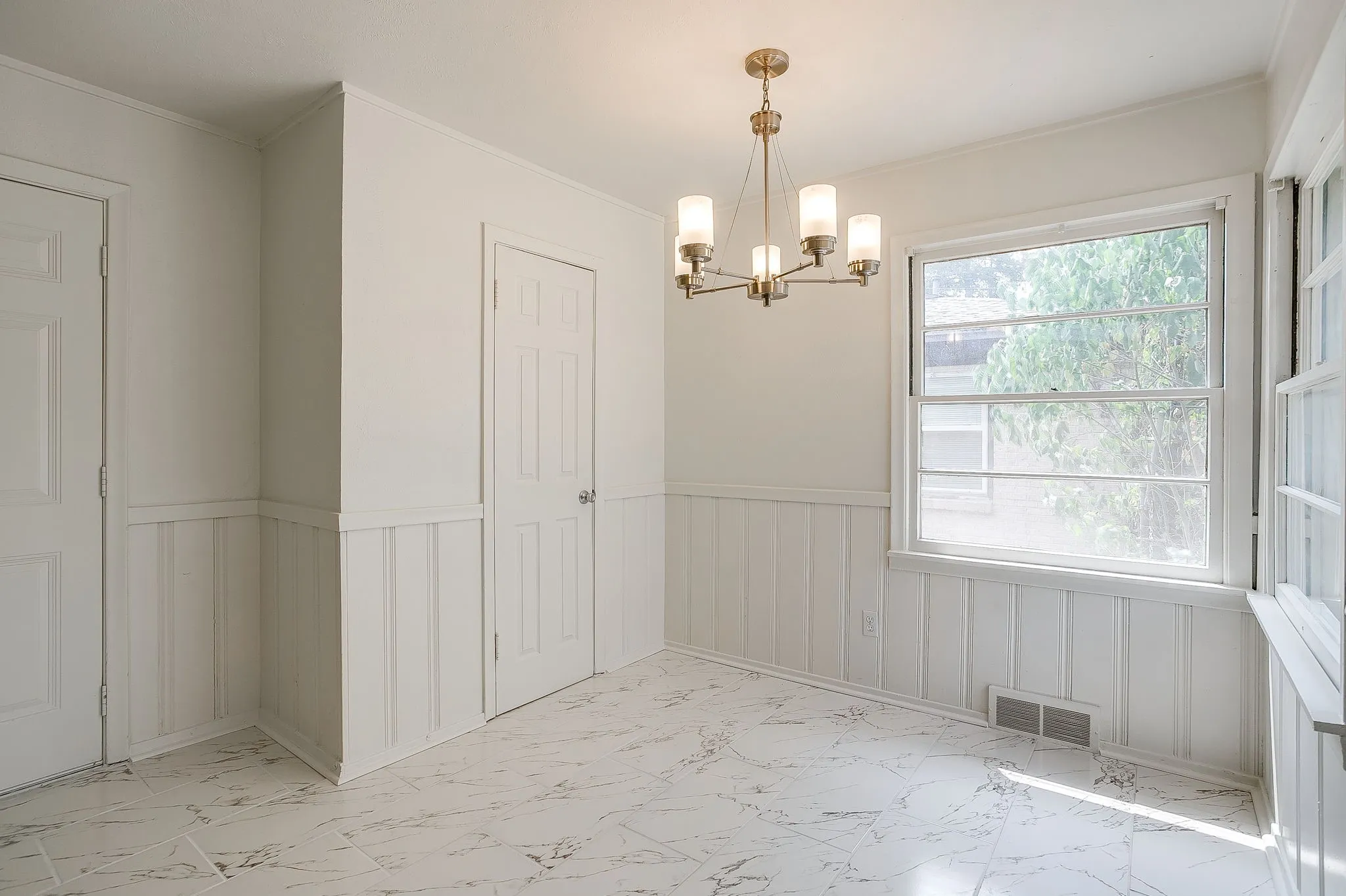 Single Family Residence For Sale in Tarrant County , 5736 Tracyne Drive, Westworth Village, Texas 76114, 3 Bedroom, 1 Bathroom, 1 Garage spaces, 1,440 Sqft, built in 1953, mls#21371807, Real Estate Agent in Westworth Village, Homes For Sale in Tarrant county, Homes For Sale in Westworth Village, Realtor in Westworth Village Texas, Real Estate Brokerage Independent Realty Texas, Luminita Cordes Realtor