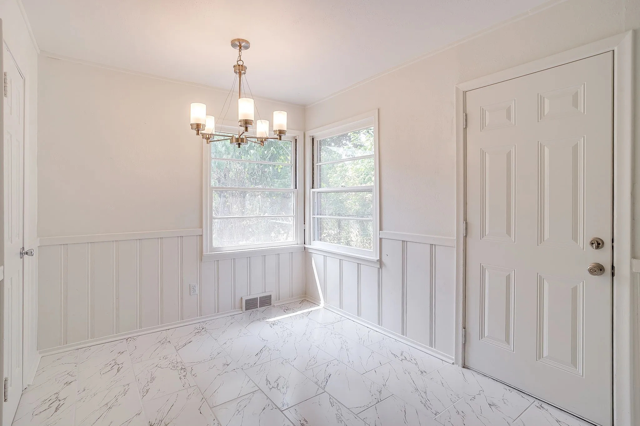 Single Family Residence For Sale in Tarrant County , 5736 Tracyne Drive, Westworth Village, Texas 76114, 3 Bedroom, 1 Bathroom, 1 Garage spaces, 1,440 Sqft, built in 1953, mls#21371807, Real Estate Agent in Westworth Village, Homes For Sale in Tarrant county, Homes For Sale in Westworth Village, Realtor in Westworth Village Texas, Real Estate Brokerage Independent Realty Texas, Luminita Cordes Realtor