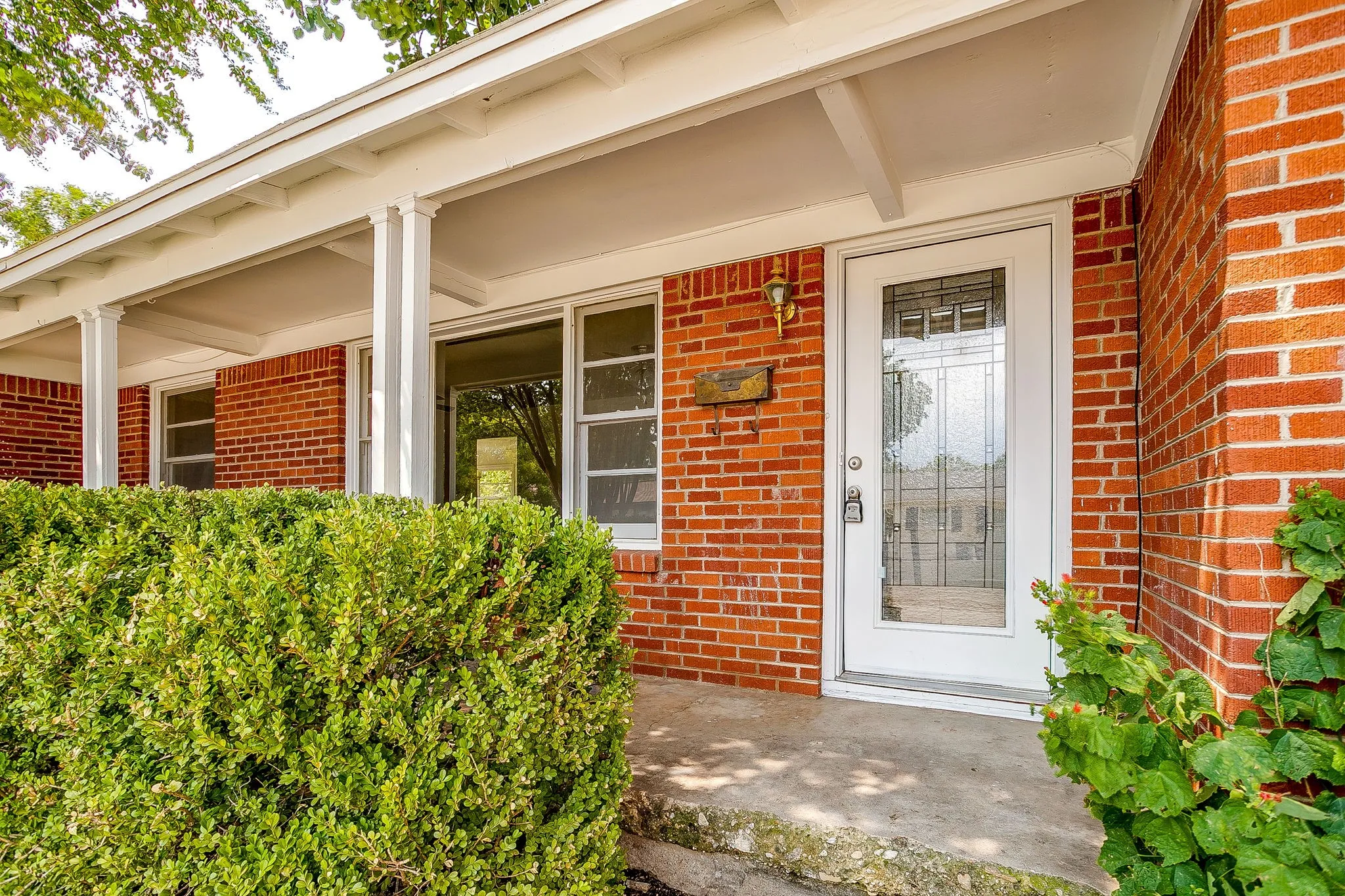 Single Family Residence For Sale in Tarrant County , 5736 Tracyne Drive, Westworth Village, Texas 76114, 3 Bedroom, 1 Bathroom, 1 Garage spaces, 1,440 Sqft, built in 1953, mls#21371807, Real Estate Agent in Westworth Village, Homes For Sale in Tarrant county, Homes For Sale in Westworth Village, Realtor in Westworth Village Texas, Real Estate Brokerage Independent Realty Texas, Luminita Cordes Realtor