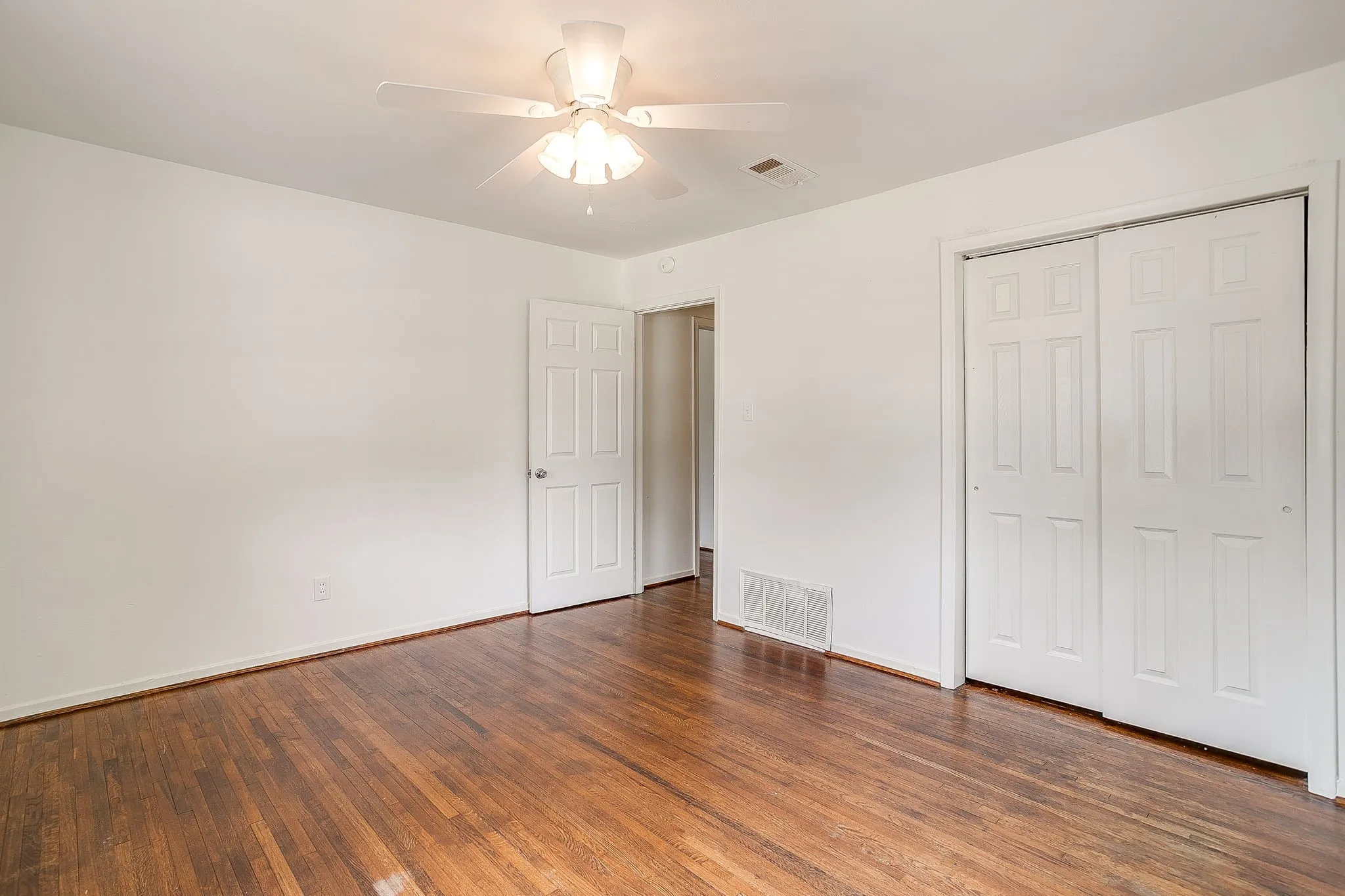 Single Family Residence For Sale in Tarrant County , 5736 Tracyne Drive, Westworth Village, Texas 76114, 3 Bedroom, 1 Bathroom, 1 Garage spaces, 1,440 Sqft, built in 1953, mls#21371807, Real Estate Agent in Westworth Village, Homes For Sale in Tarrant county, Homes For Sale in Westworth Village, Realtor in Westworth Village Texas, Real Estate Brokerage Independent Realty Texas, Luminita Cordes Realtor