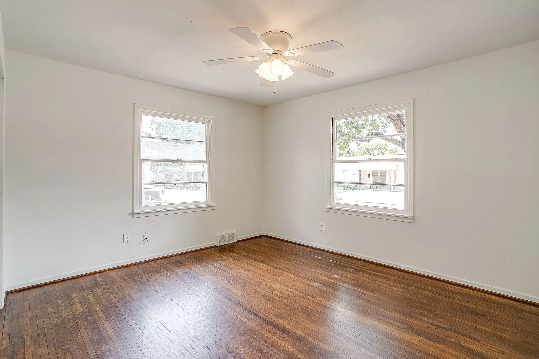 Single Family Residence For Sale in Tarrant County , 5736 Tracyne Drive, Westworth Village, Texas 76114, 3 Bedroom, 1 Bathroom, 1 Garage spaces, 1,440 Sqft, built in 1953, mls#21371807, Real Estate Agent in Westworth Village, Homes For Sale in Tarrant county, Homes For Sale in Westworth Village, Realtor in Westworth Village Texas, Real Estate Brokerage Independent Realty Texas, Luminita Cordes Realtor