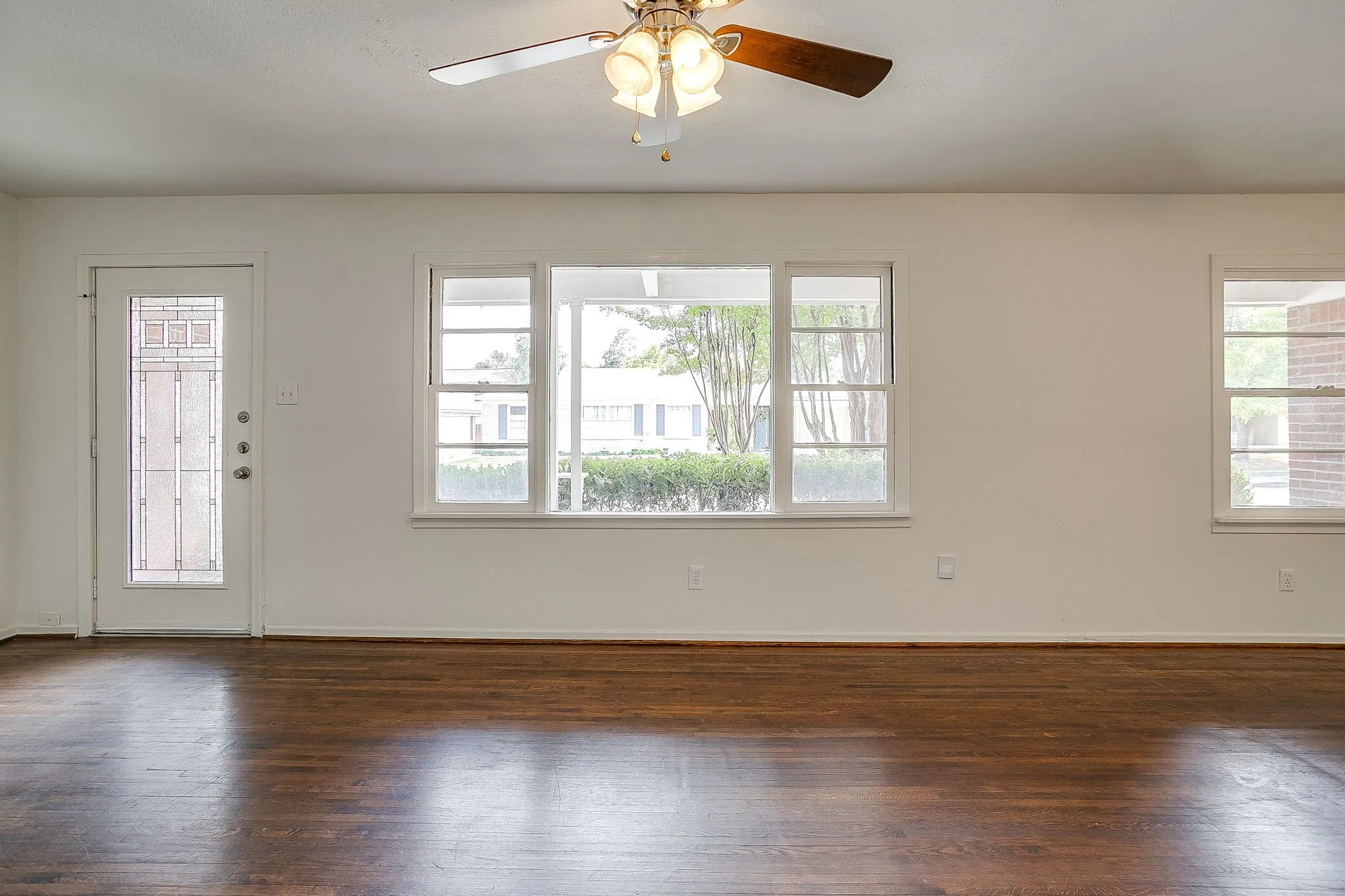 Single Family Residence For Sale in Tarrant County , 5736 Tracyne Drive, Westworth Village, Texas 76114, 3 Bedroom, 1 Bathroom, 1 Garage spaces, 1,440 Sqft, built in 1953, mls#21371807, Real Estate Agent in Westworth Village, Homes For Sale in Tarrant county, Homes For Sale in Westworth Village, Realtor in Westworth Village Texas, Real Estate Brokerage Independent Realty Texas, Luminita Cordes Realtor