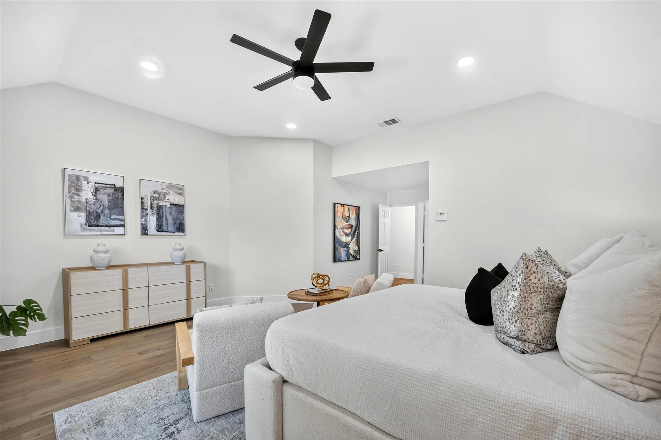 Vaulted ceiling with recessed lighting and a ceiling fan