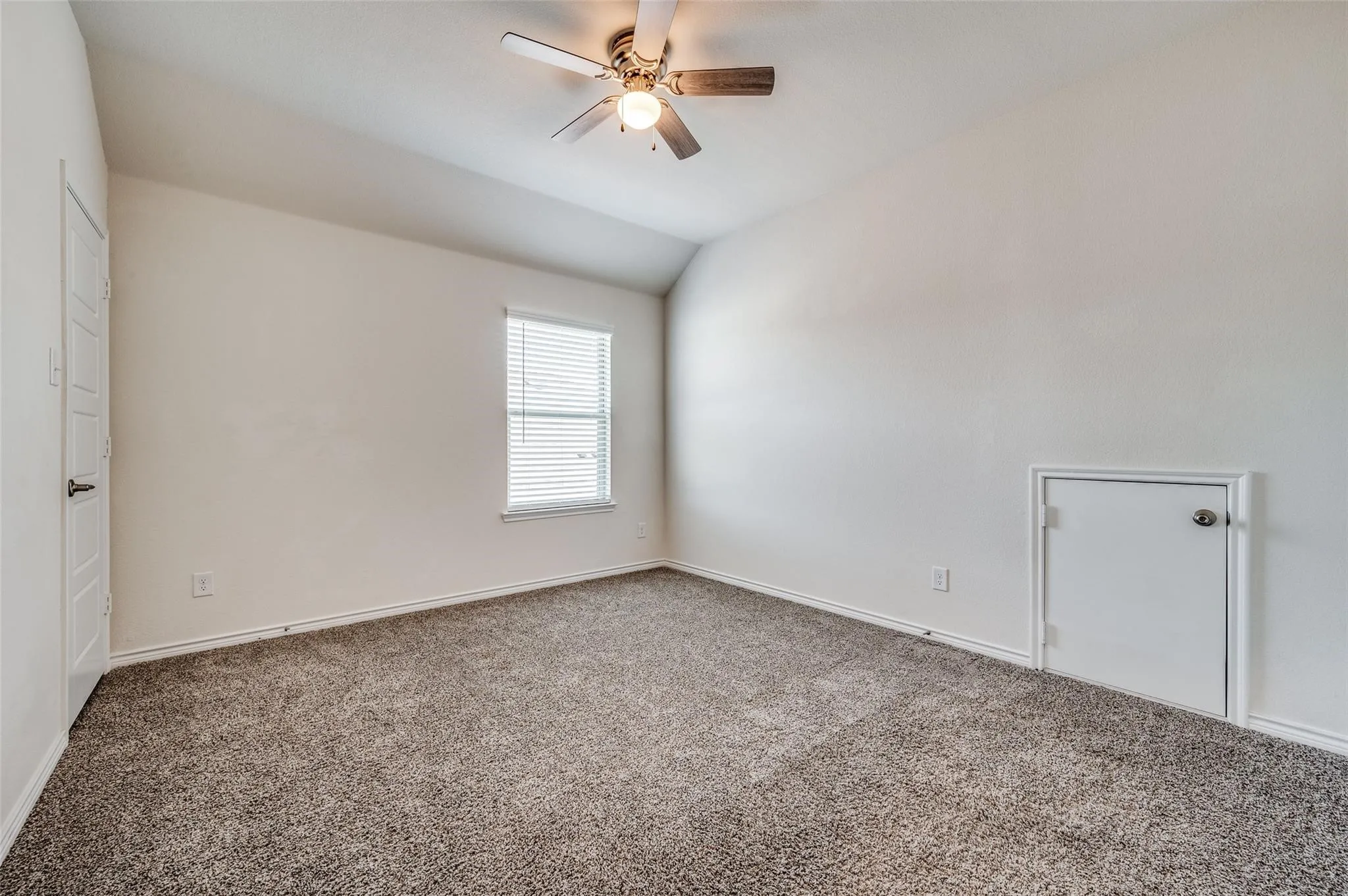 Vaulted ceiling with an attached ceiling fan and light fixture
