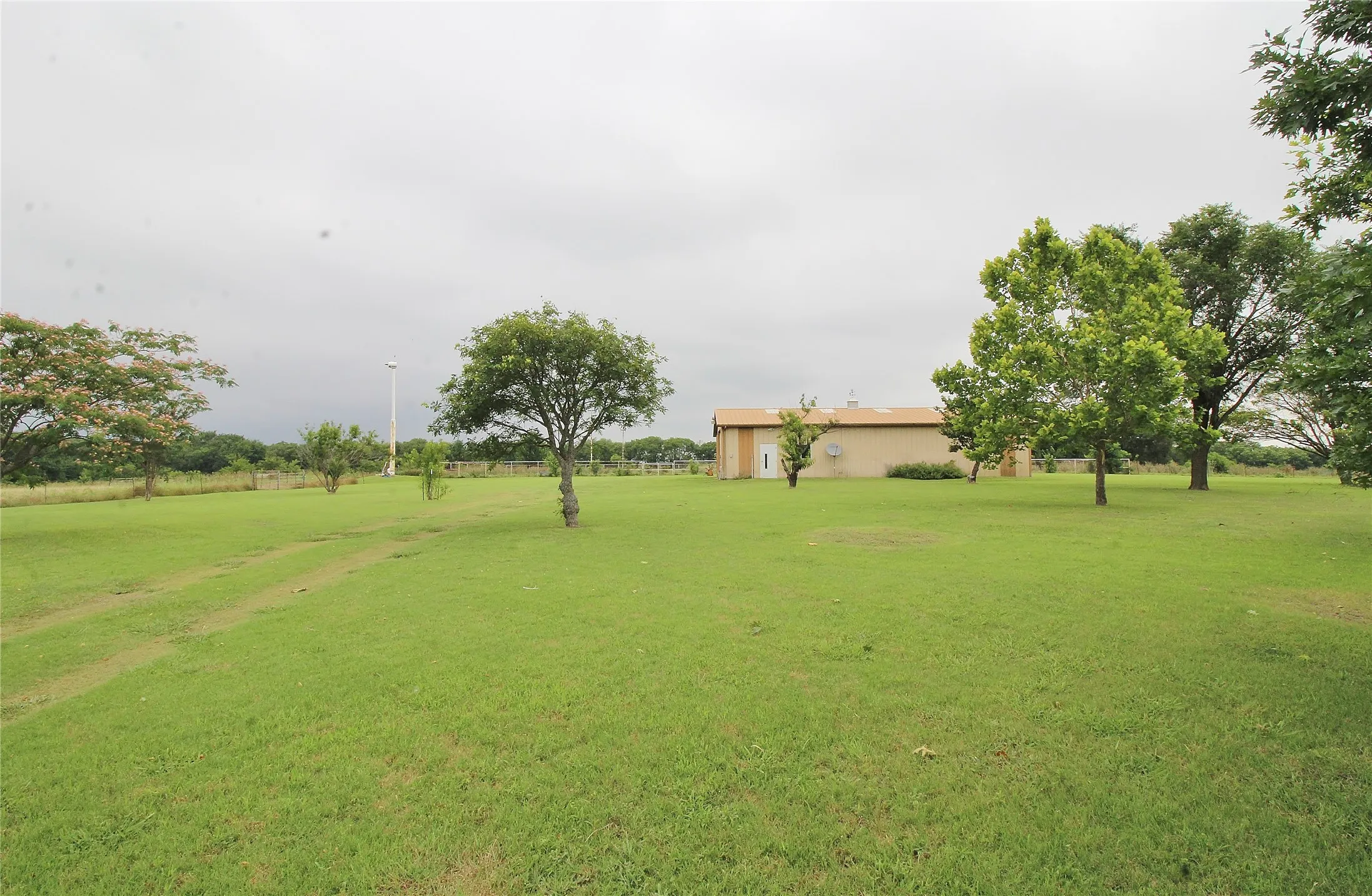 Single Family Residence For Rent in Ellis County , 8150 Bob White Road, Waxahachie, Texas 75167, 3 Bedroom, 4 Bathroom, Garage spaces, 3,662 Sqft, built in 1984, mls#21371825, Real Estate Agent in Waxahachie, Homes For Rent in Ellis county, Homes For Rent in Waxahachie, Realtor in Waxahachie Texas, Real Estate Brokerage Independent Realty Texas, Luminita Cordes Realtor