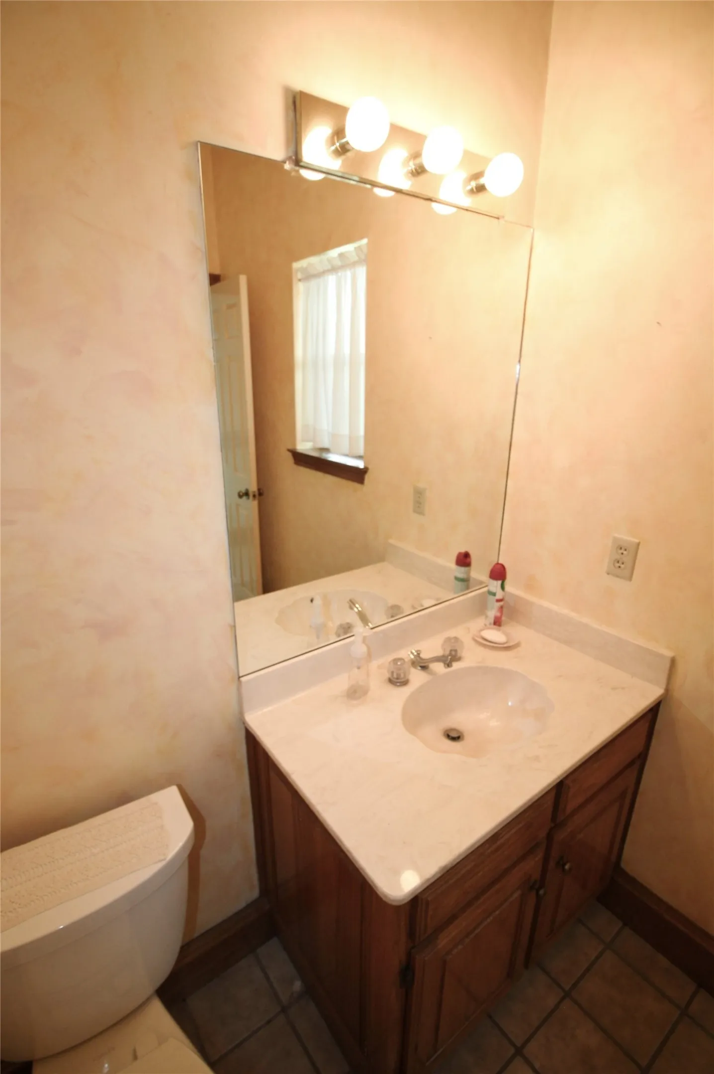 Single Family Residence For Rent in Ellis County , 8150 Bob White Road, Waxahachie, Texas 75167, 3 Bedroom, 4 Bathroom, Garage spaces, 3,662 Sqft, built in 1984, mls#21371825, Real Estate Agent in Waxahachie, Homes For Rent in Ellis county, Homes For Rent in Waxahachie, Realtor in Waxahachie Texas, Real Estate Brokerage Independent Realty Texas, Luminita Cordes Realtor