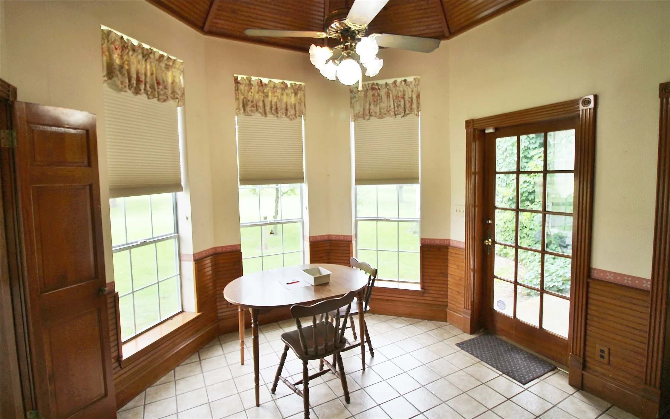 Single Family Residence For Rent in Ellis County , 8150 Bob White Road, Waxahachie, Texas 75167, 3 Bedroom, 4 Bathroom, Garage spaces, 3,662 Sqft, built in 1984, mls#21371825, Real Estate Agent in Waxahachie, Homes For Rent in Ellis county, Homes For Rent in Waxahachie, Realtor in Waxahachie Texas, Real Estate Brokerage Independent Realty Texas, Luminita Cordes Realtor