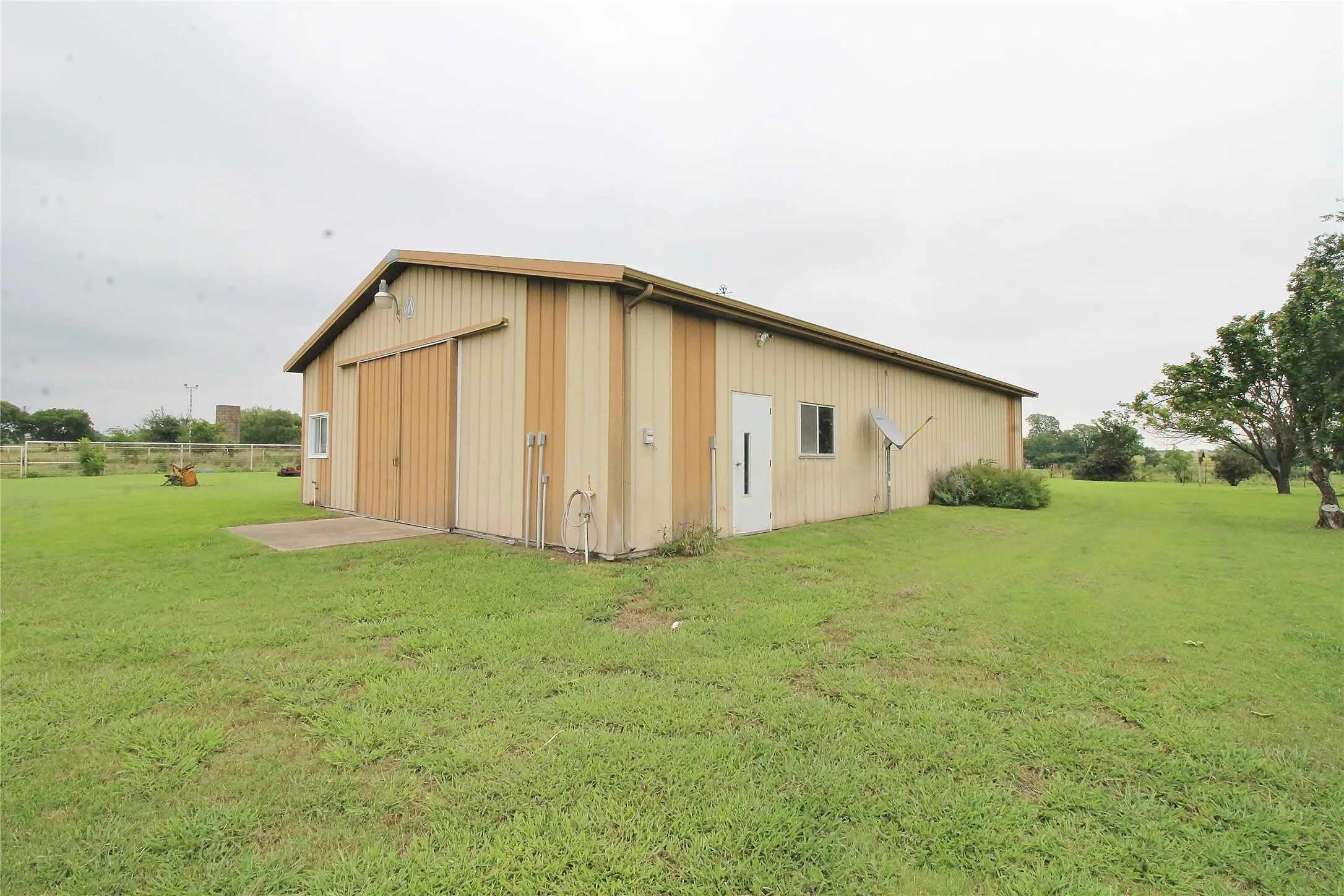 Single Family Residence For Rent in Ellis County , 8150 Bob White Road, Waxahachie, Texas 75167, 3 Bedroom, 4 Bathroom, Garage spaces, 3,662 Sqft, built in 1984, mls#21371825, Real Estate Agent in Waxahachie, Homes For Rent in Ellis county, Homes For Rent in Waxahachie, Realtor in Waxahachie Texas, Real Estate Brokerage Independent Realty Texas, Luminita Cordes Realtor