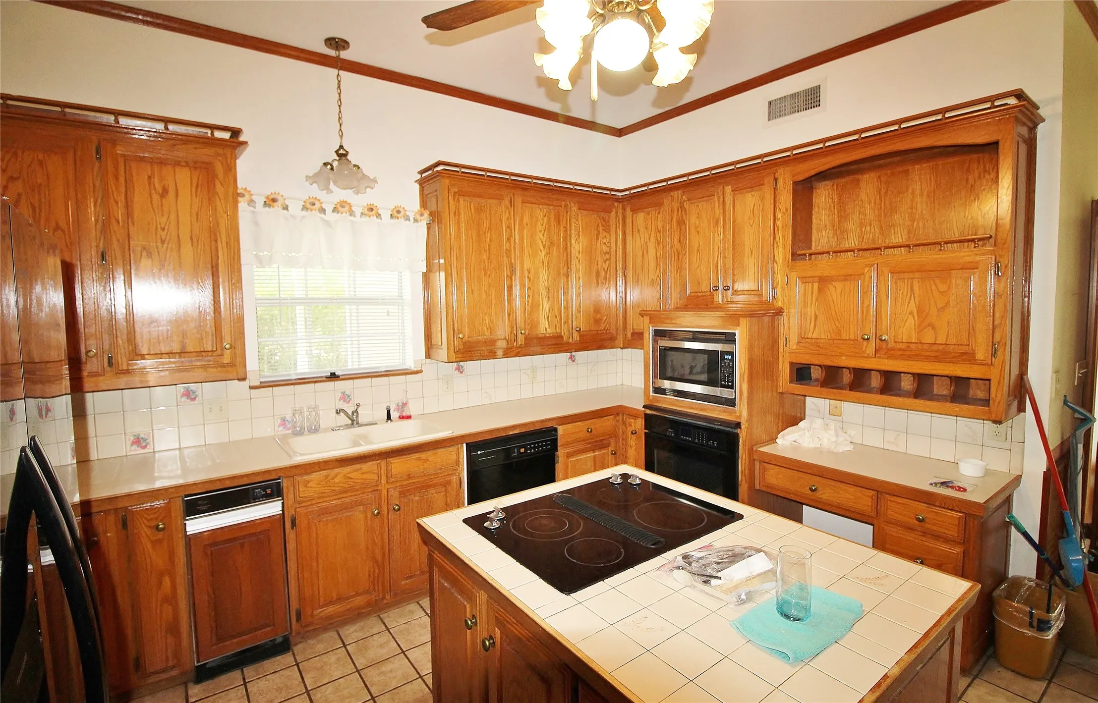 Single Family Residence For Rent in Ellis County , 8150 Bob White Road, Waxahachie, Texas 75167, 3 Bedroom, 4 Bathroom, Garage spaces, 3,662 Sqft, built in 1984, mls#21371825, Real Estate Agent in Waxahachie, Homes For Rent in Ellis county, Homes For Rent in Waxahachie, Realtor in Waxahachie Texas, Real Estate Brokerage Independent Realty Texas, Luminita Cordes Realtor