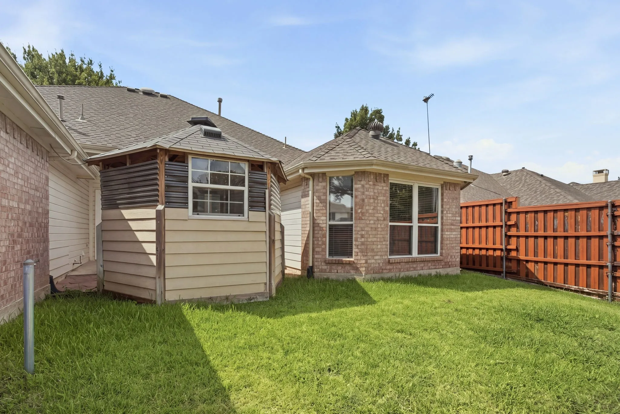 Single Family Residence For Sale in Denton County , 3723 White River Drive, Dallas, Texas 75287, 4 Bedroom, 3 Bathroom, 2 Garage spaces, 2,321 Sqft, built in 1997, mls#21362434, Real Estate Agent in Dallas, Homes For Sale in Denton county, Homes For Sale in Dallas, Realtor in Dallas Texas, Real Estate Brokerage Independent Realty Texas, Luminita Cordes Realtor