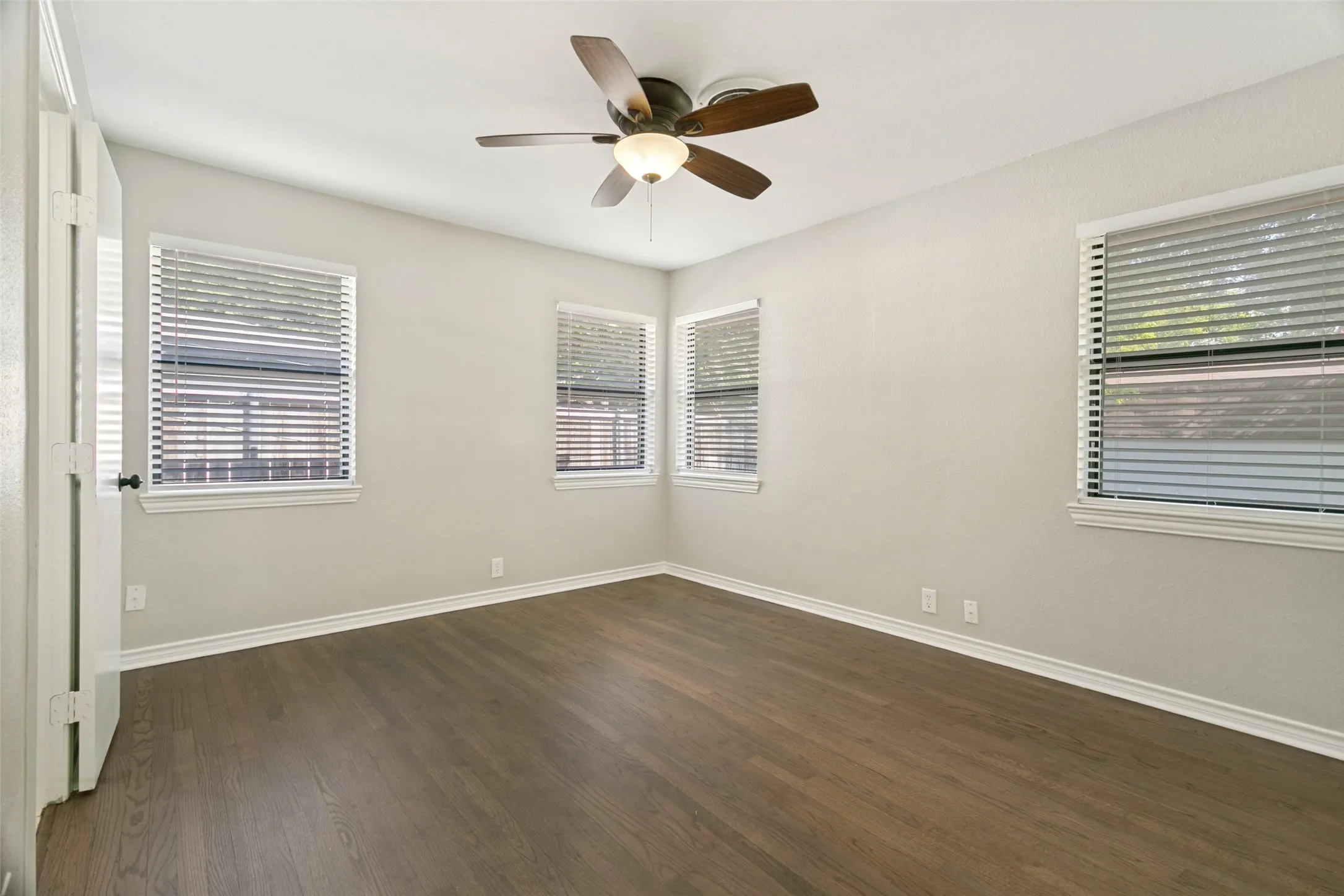 Single Family Residence For Sale in Dallas County , 2952 Lavita Lane, Farmers Branch, Texas 75234, 4 Bedroom, 2 Bathroom, Garage spaces, 1,700 Sqft, built in 1955, mls#21369651, Real Estate Agent in Farmers Branch, Homes For Sale in Dallas county, Homes For Sale in Farmers Branch, Realtor in Farmers Branch Texas, Real Estate Brokerage Independent Realty Texas, Luminita Cordes Realtor