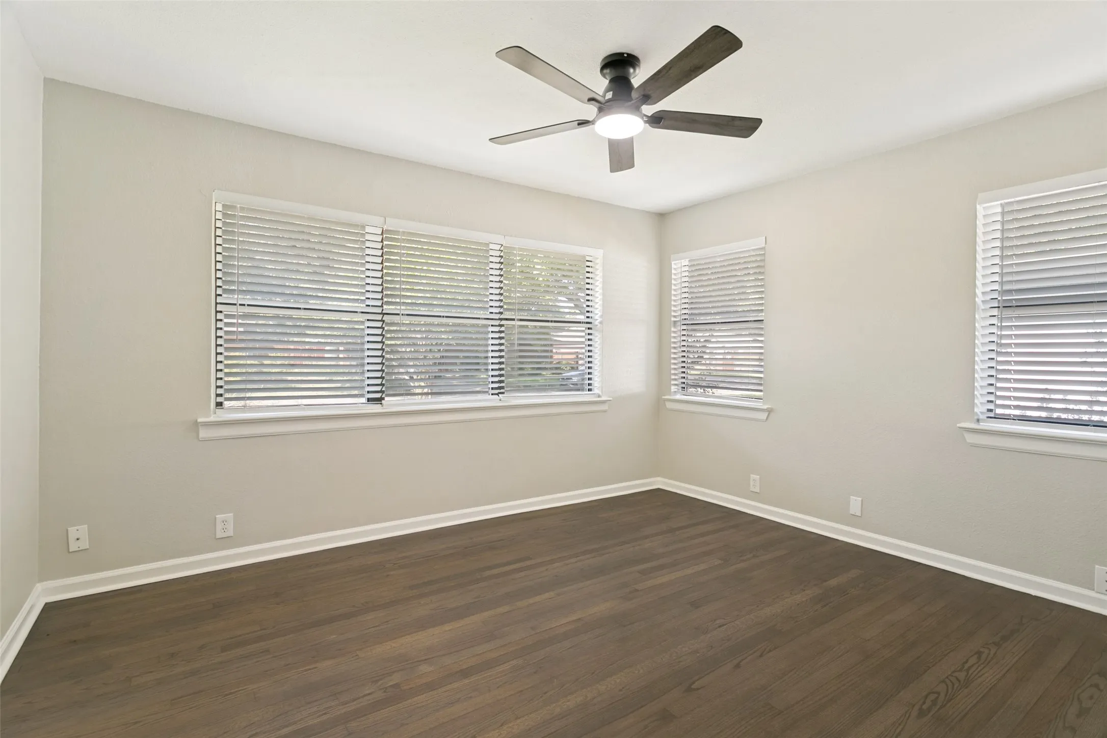 Single Family Residence For Sale in Dallas County , 2952 Lavita Lane, Farmers Branch, Texas 75234, 4 Bedroom, 2 Bathroom, Garage spaces, 1,700 Sqft, built in 1955, mls#21369651, Real Estate Agent in Farmers Branch, Homes For Sale in Dallas county, Homes For Sale in Farmers Branch, Realtor in Farmers Branch Texas, Real Estate Brokerage Independent Realty Texas, Luminita Cordes Realtor